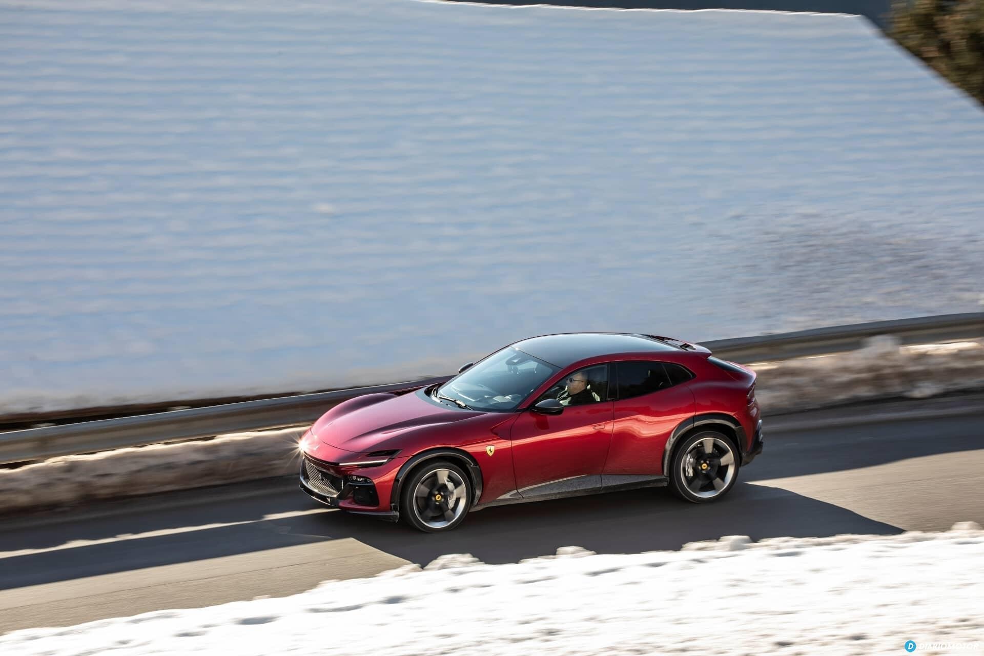 Perfil lateral del Ferrari Purosangue contrastando con la nieve