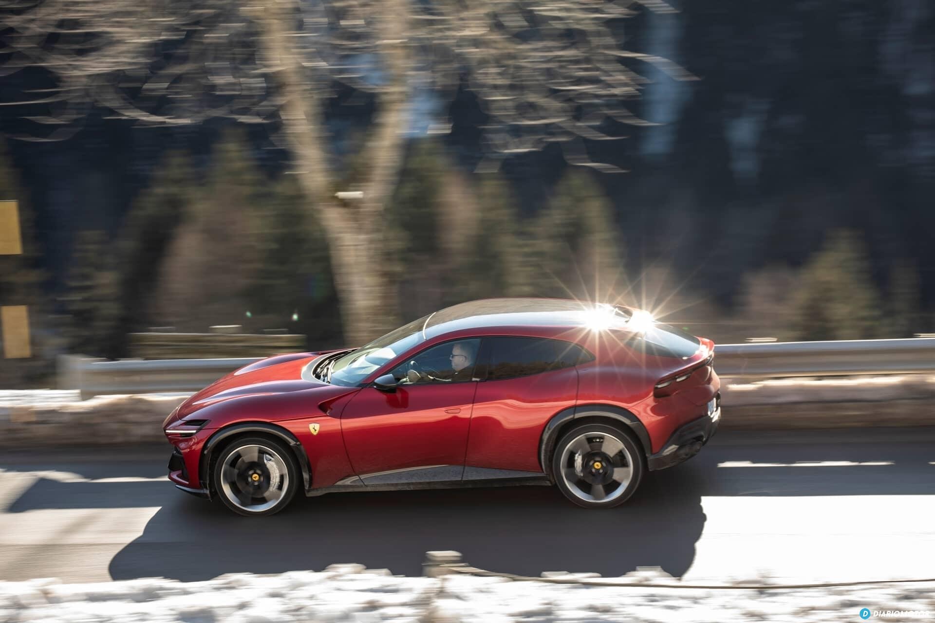 Ferrari Purosangue en acción, capturando su estilizada figura lateral