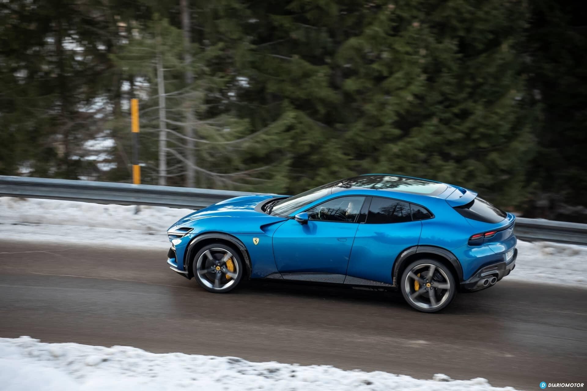 Perfil lateral del Ferrari Purosangue en pleno movimiento.