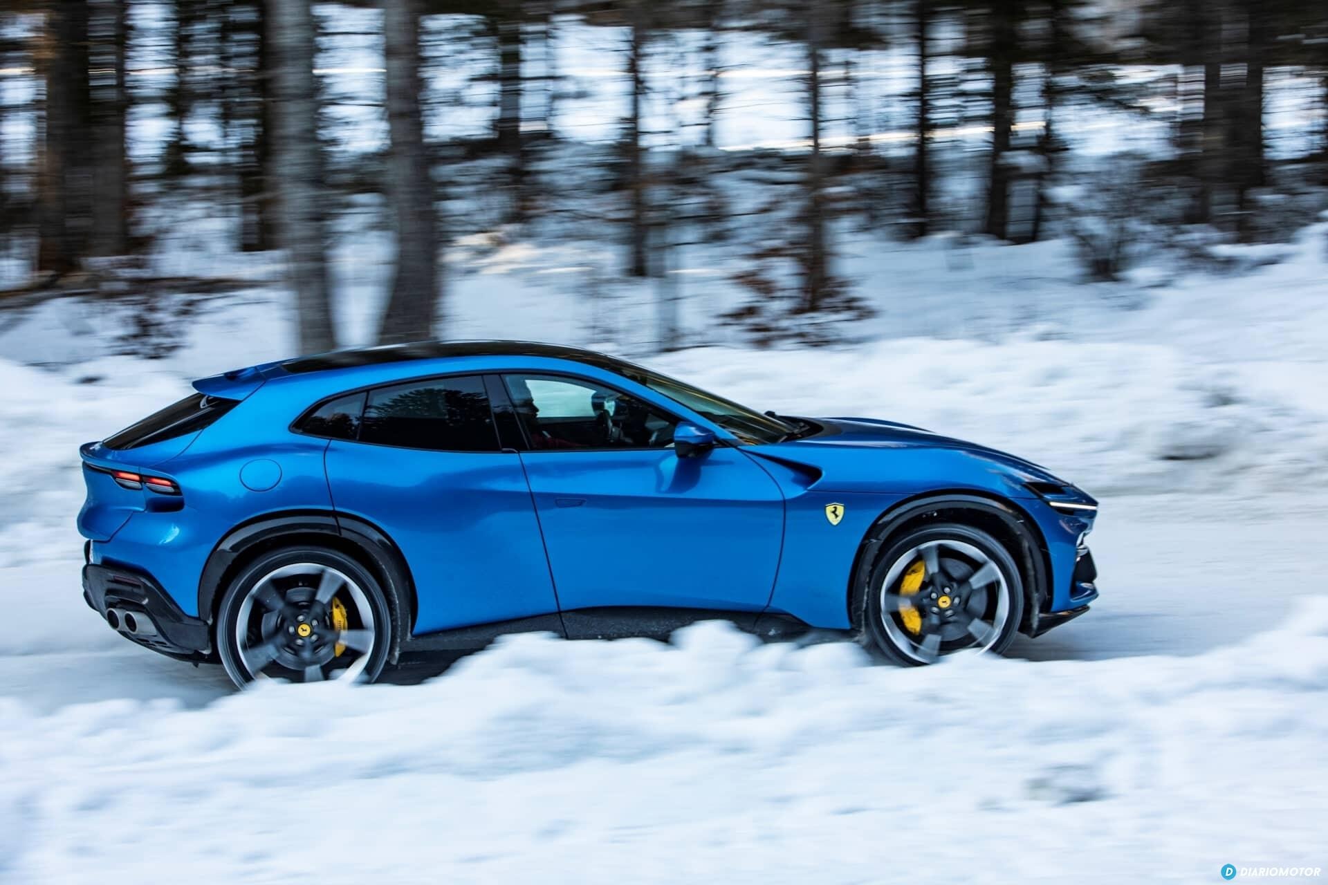 Perfil del Ferrari Purosangue resaltando su línea deportiva.