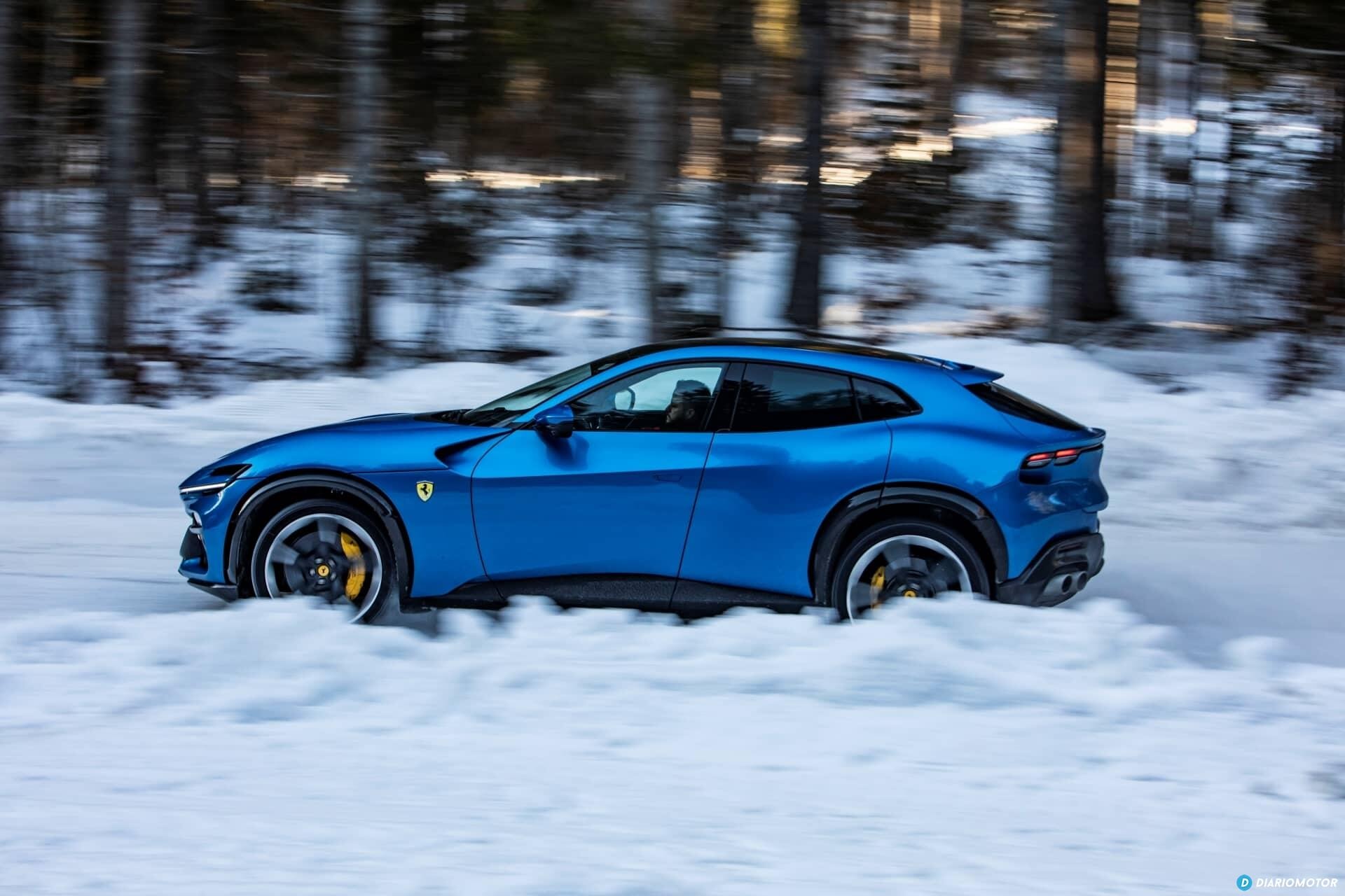 La agilidad del Ferrari Purosangue se pone de manifiesto en esta captura de su desplazamiento lateral.