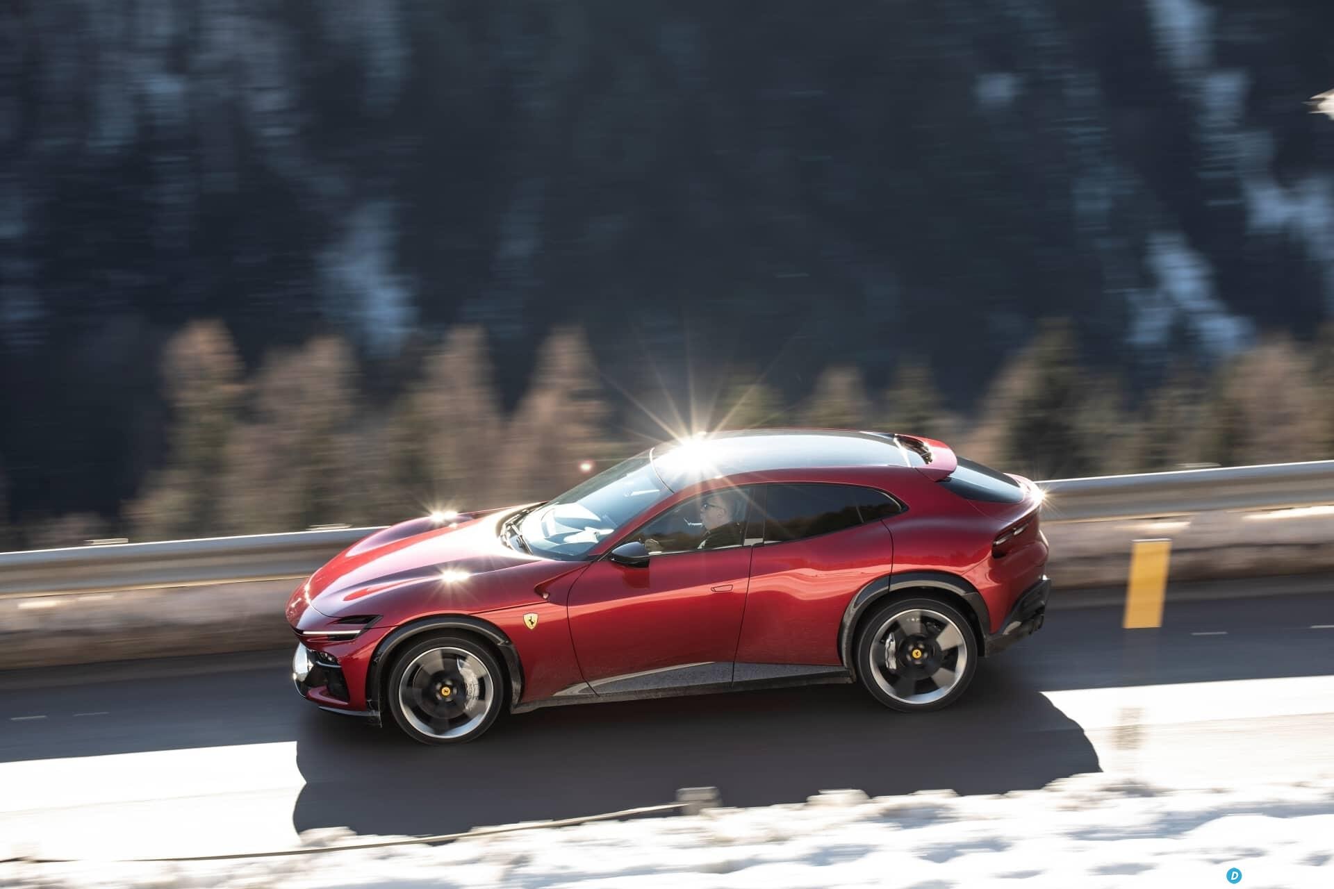 Imagen dinámica del Purosangue desde un ángulo lateral con luz solar