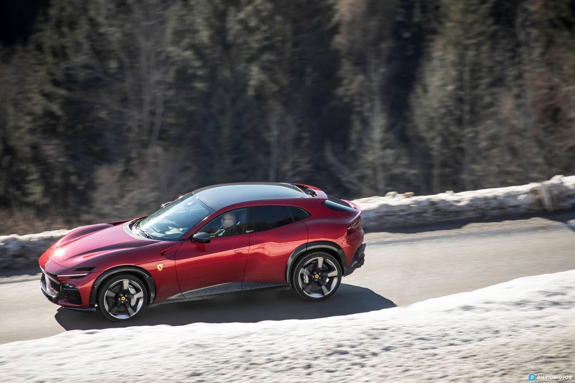 Perfil dinámico del Ferrari Purosangue rodando.