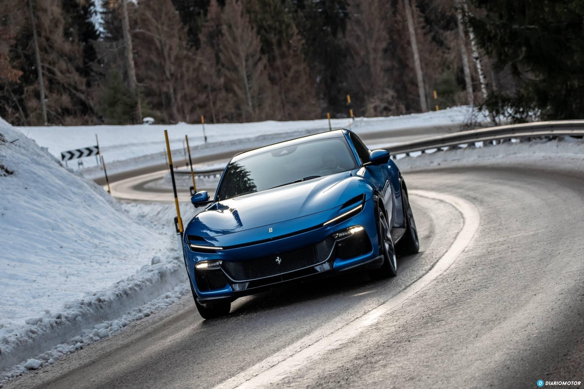 Ferrari Purosangue azul en test de invierno.