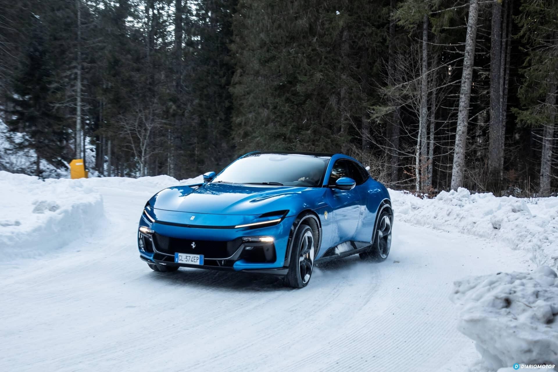 Vista dinámica del Ferrari Purosangue en un entorno nevado.