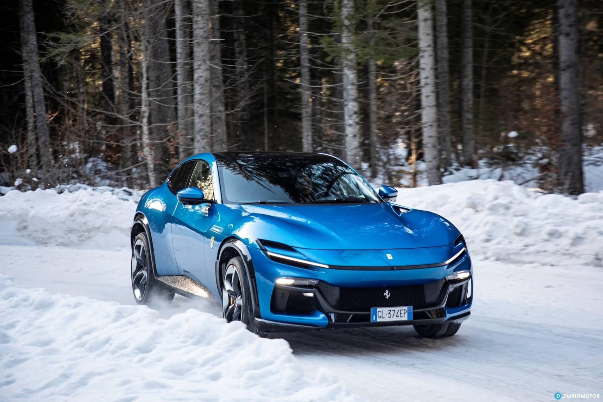 Perfil del Ferrari Purosangue con un paisaje boscoso nevado de fondo.