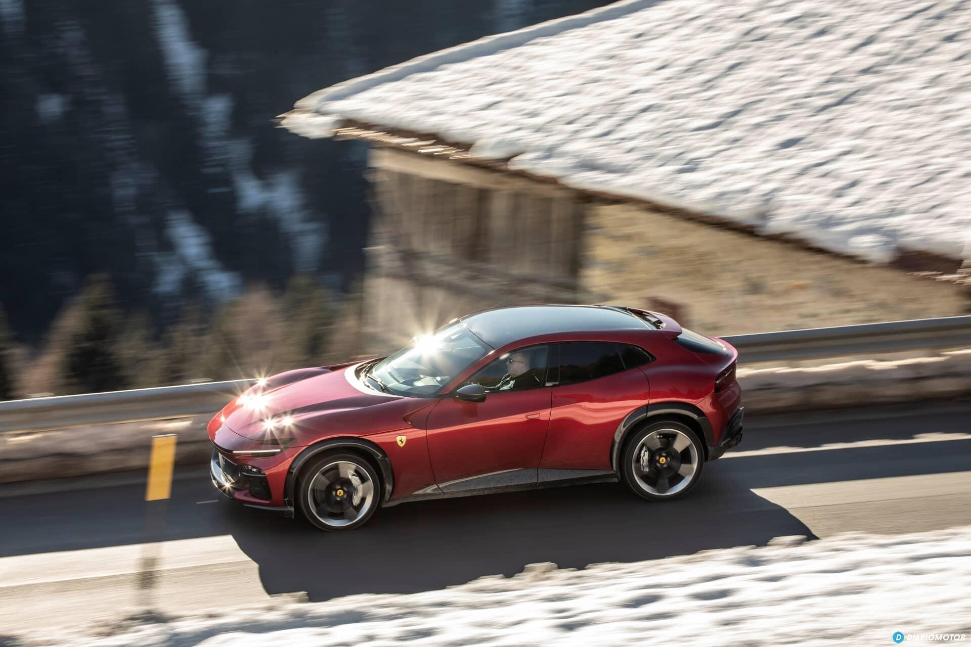 Perfil lateral del Purosangue con el reflejo del sol en la carrocería
