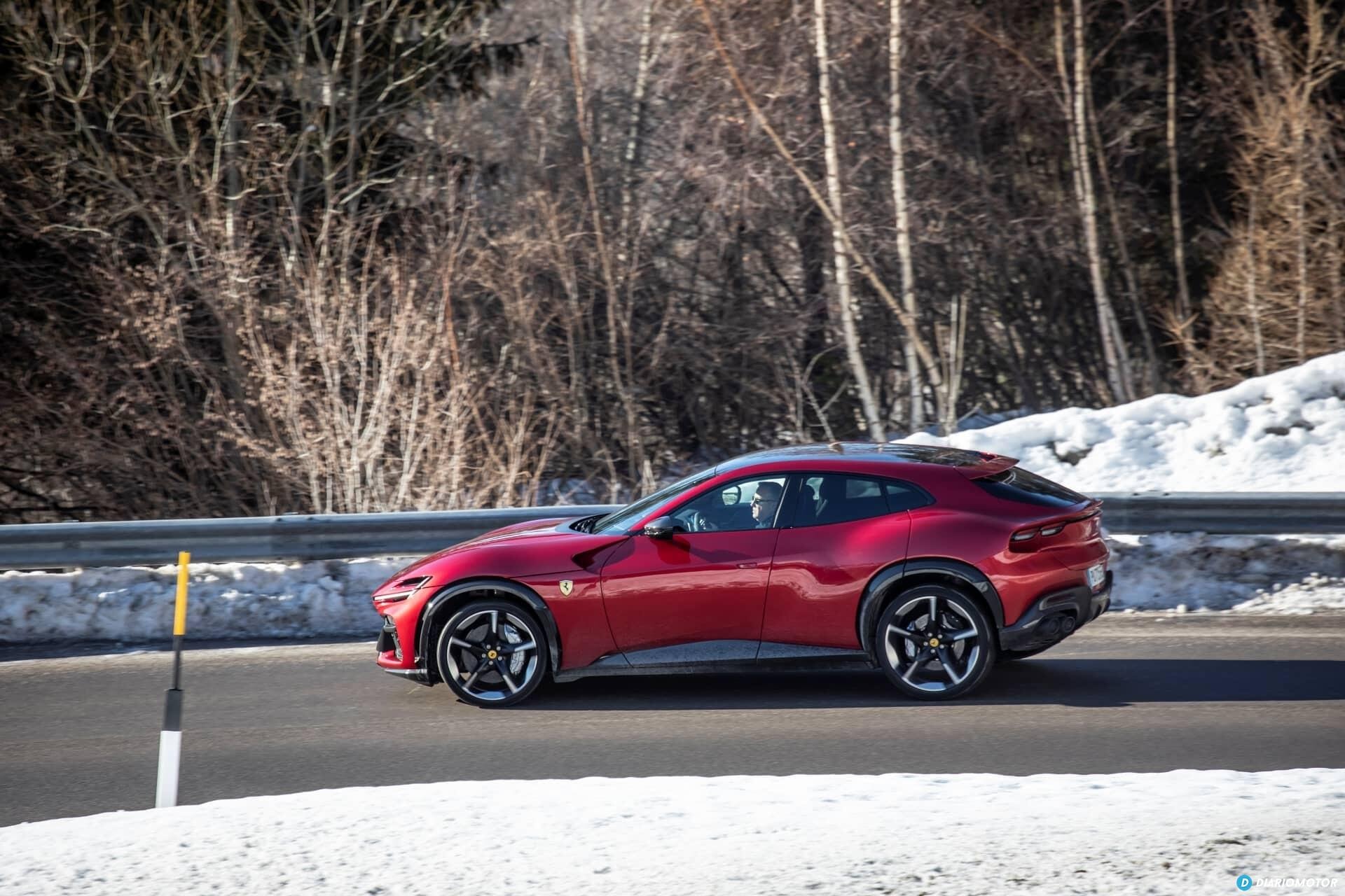 El Ferrari Purosangue en acción sobre la carretera nevada.