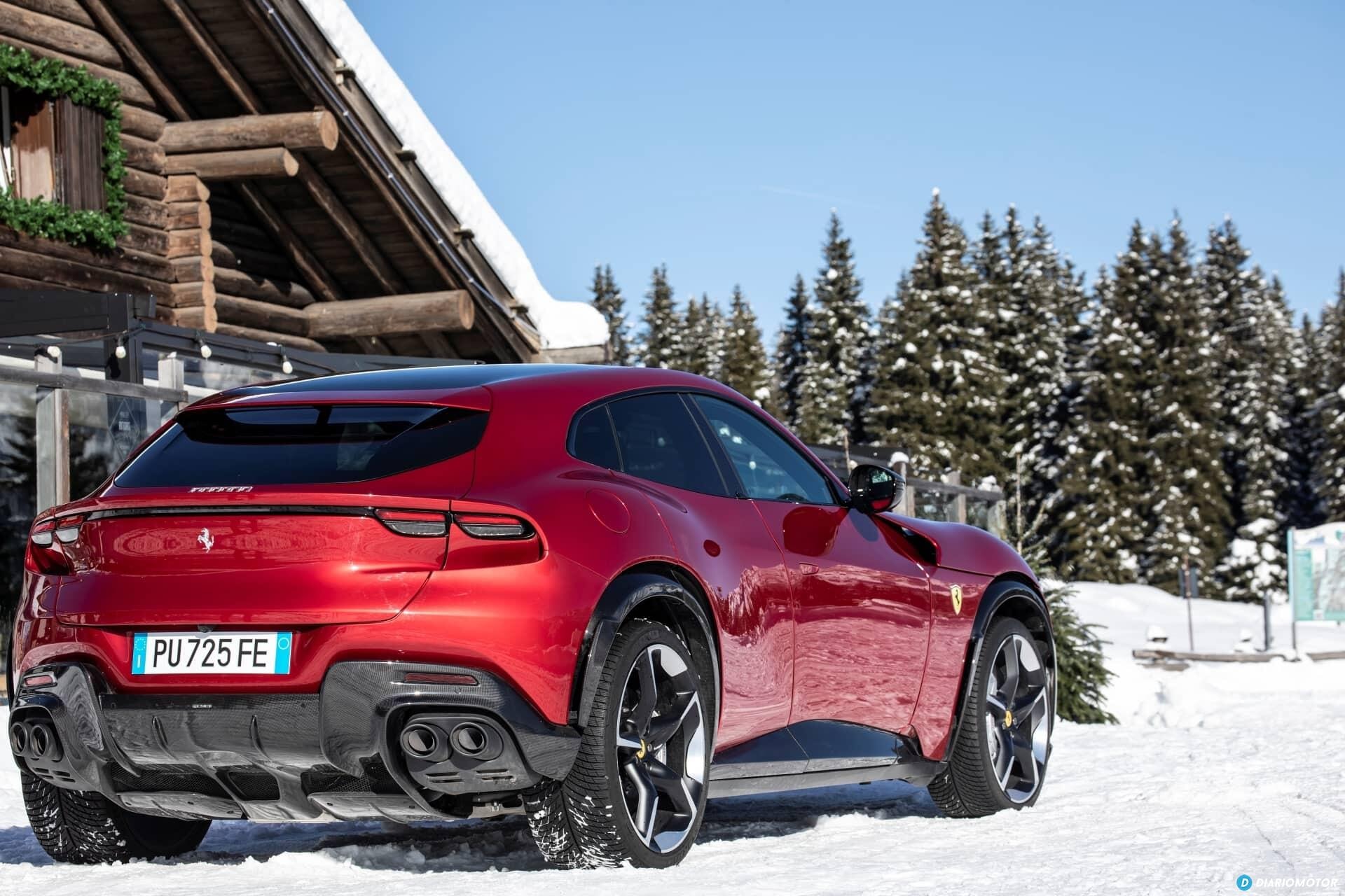 Vista trasera del Ferrari Purosangue en rojo, destacando su estilo en territorio invernal.