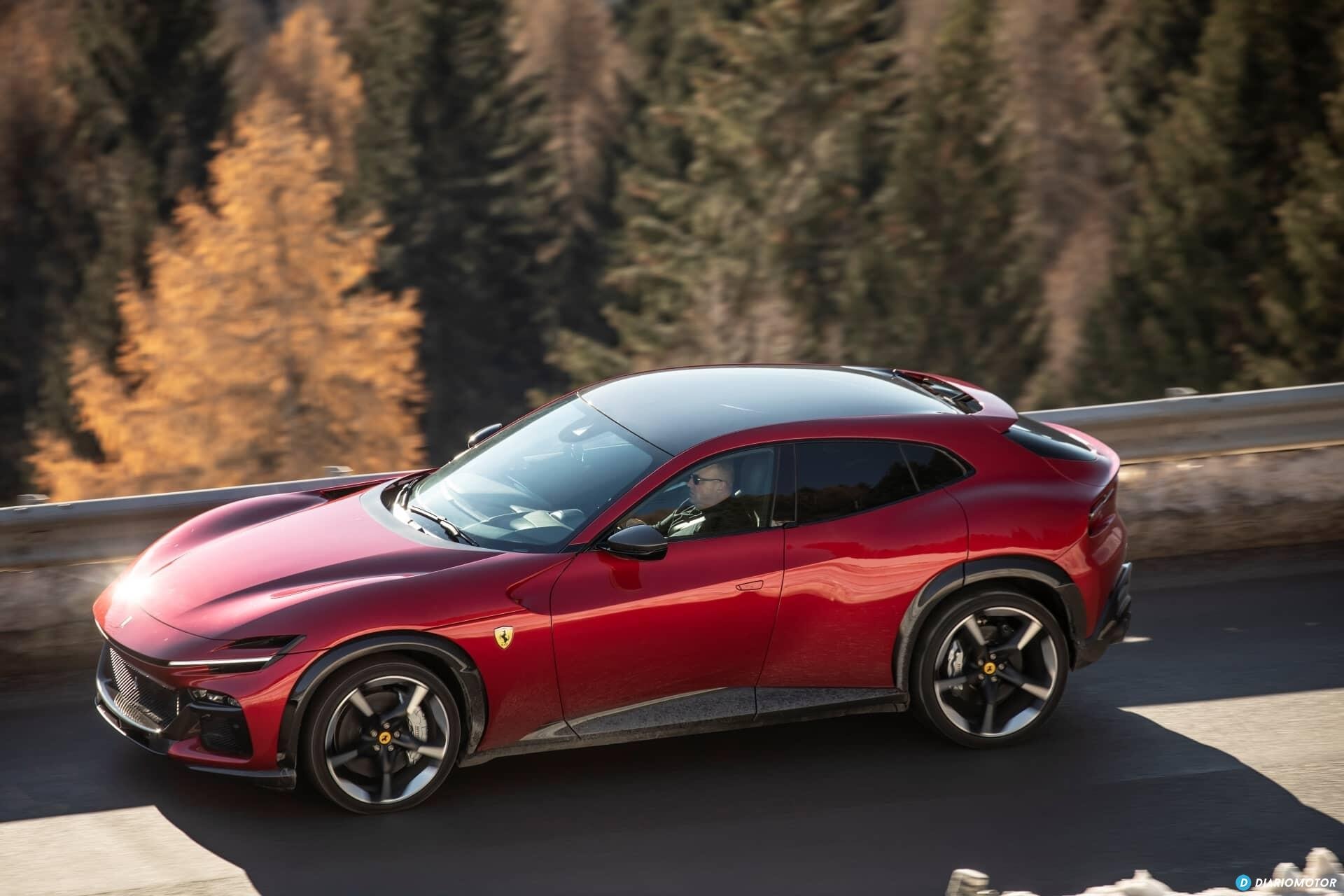 Silueta elegante del Purosangue con enfoque en techo y lateral.