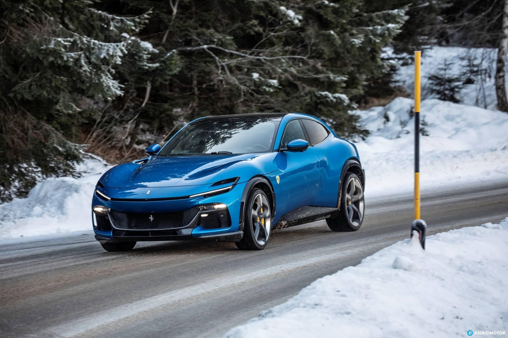 Vista trasera y lateral del Ferrari Purosangue tomando una curva invernal