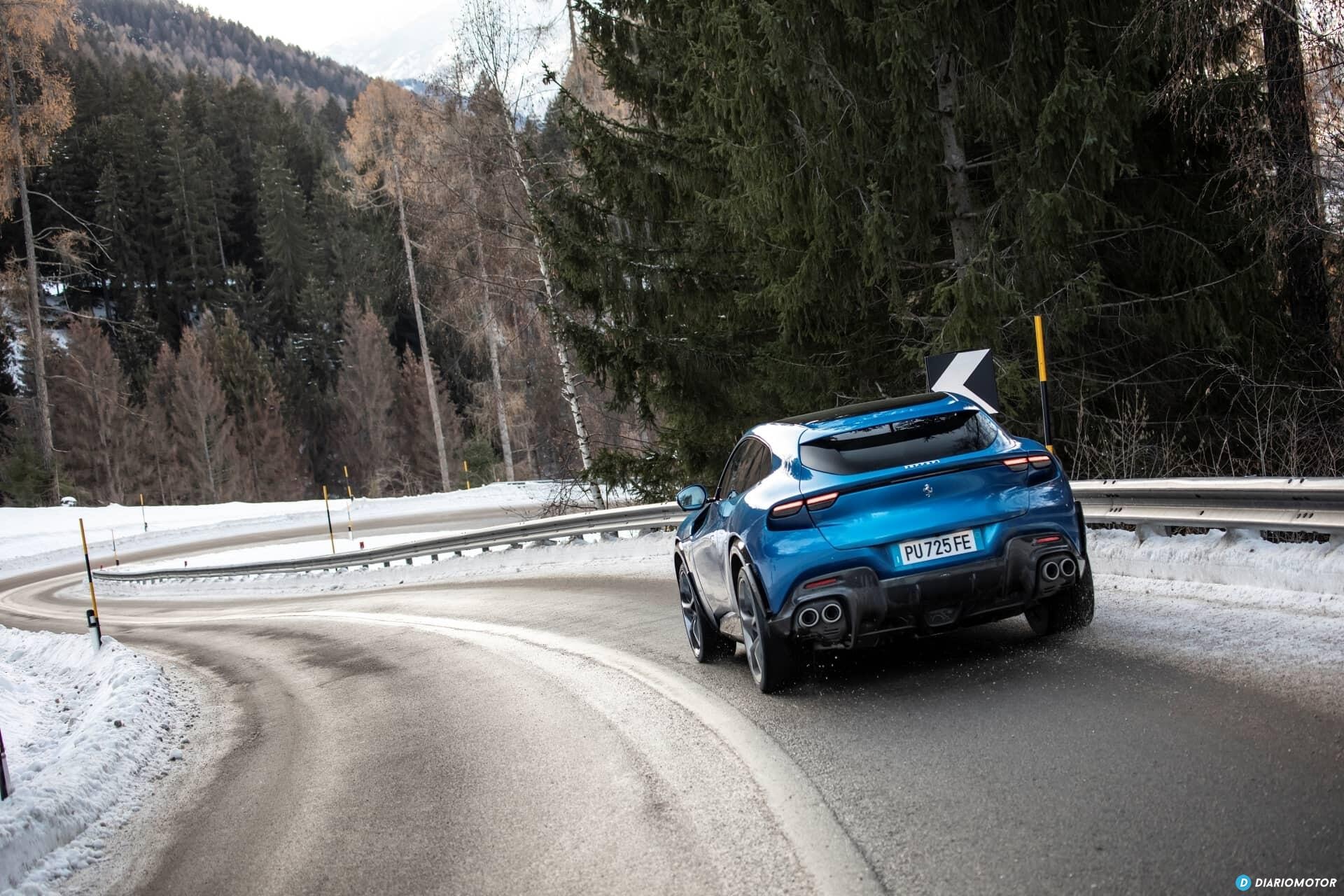 Vista lateral y trasera del Ferrari Purosangue tomando una curva.