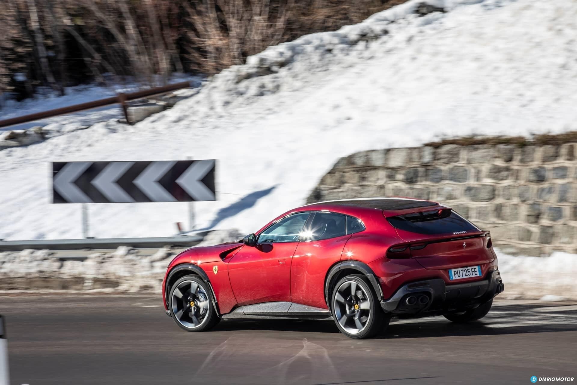 Ángulo trasero-lateral del Purosangue tomando una curva