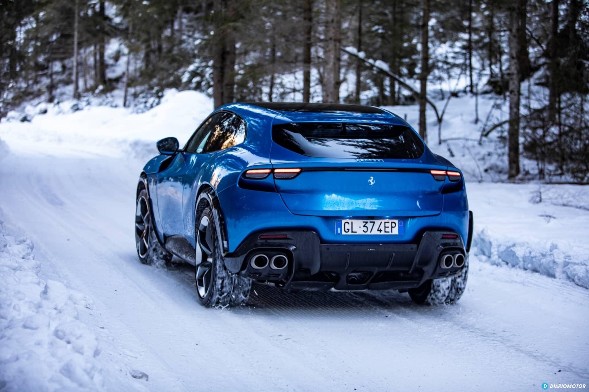 Vista trasera del Purosangue enfatizando su diseño y escapes deportivos.