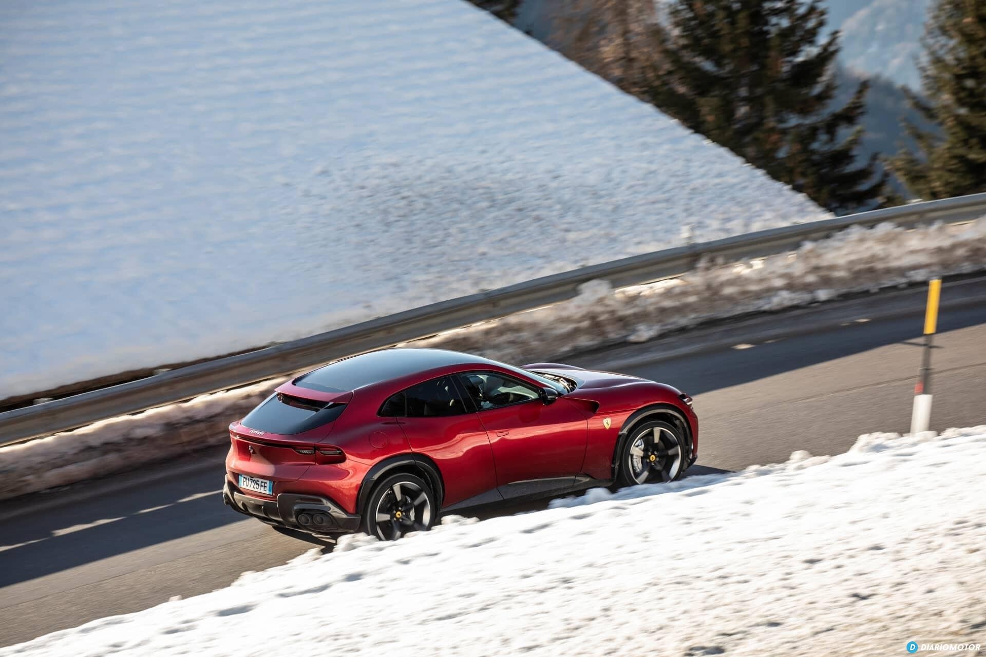 Lateral del Ferrari Purosangue captado en alta velocidad.