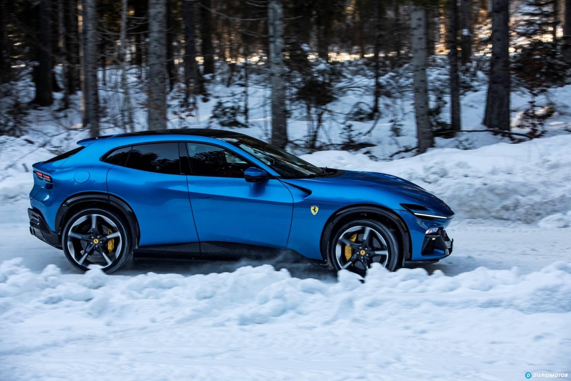 El Purosangue de Ferrari capturado en movimiento, realzando su fluidez y deportividad lateralmente.