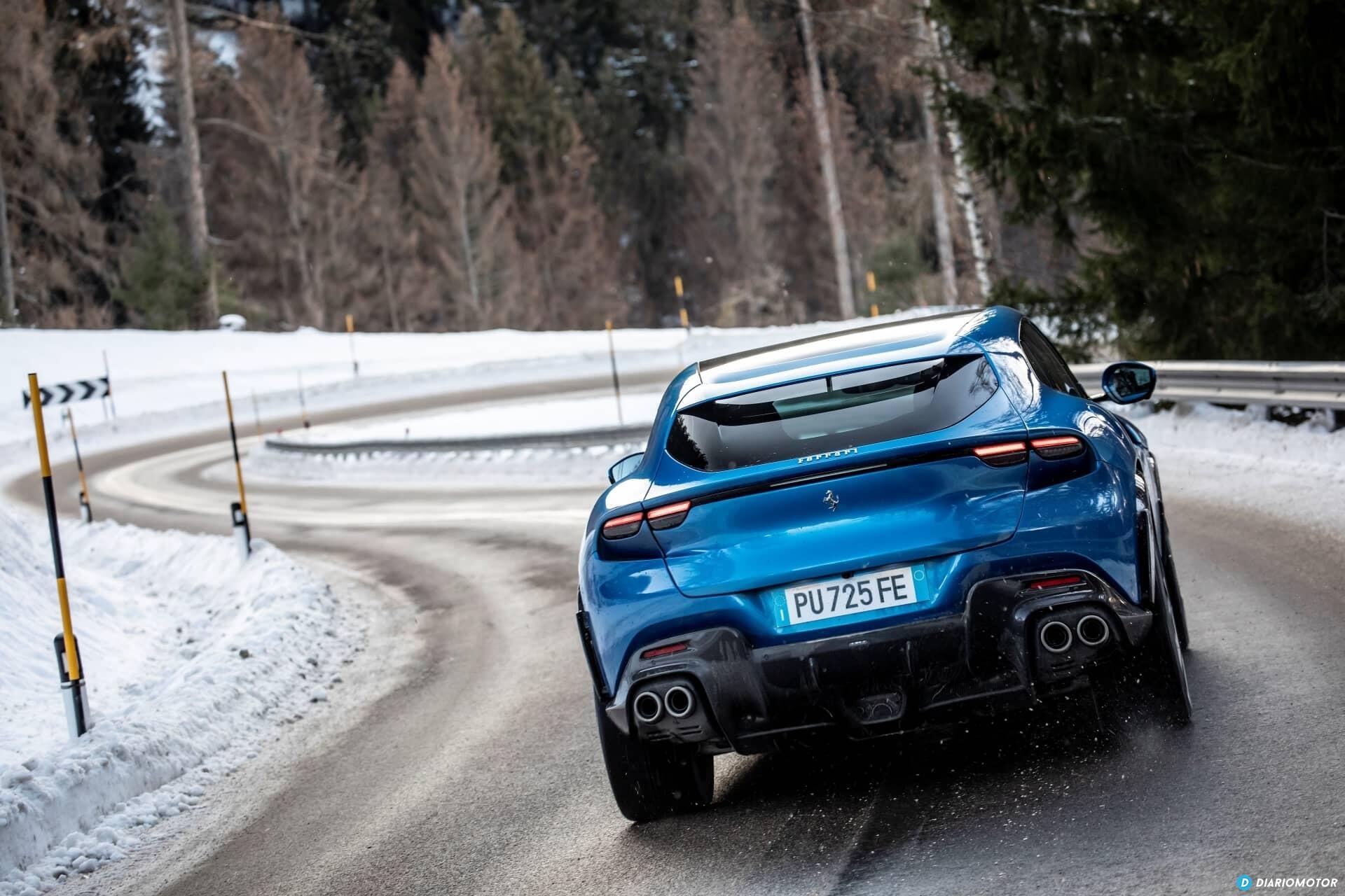Vista trasera del Ferrari Purosangue en carretera helada.