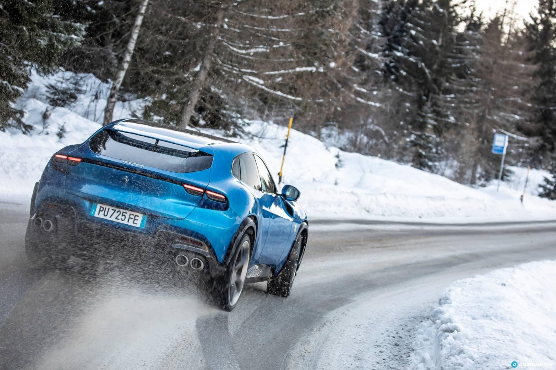 Ferrari Purosangue mostrando su perfil trasero en carretera helada.