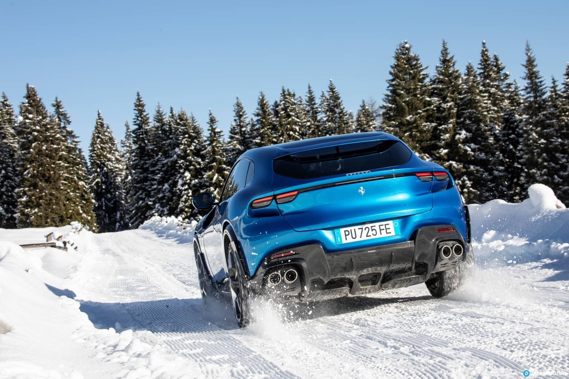 Vista trasera del Purosangue destacando su diseño y rendimiento en la nieve.