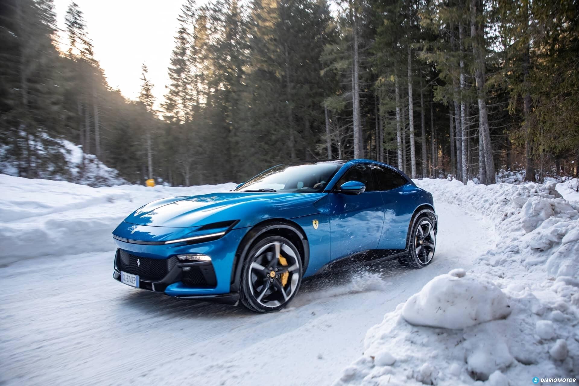 Dinámica lateral del Ferrari Purosangue en paisaje invernal.