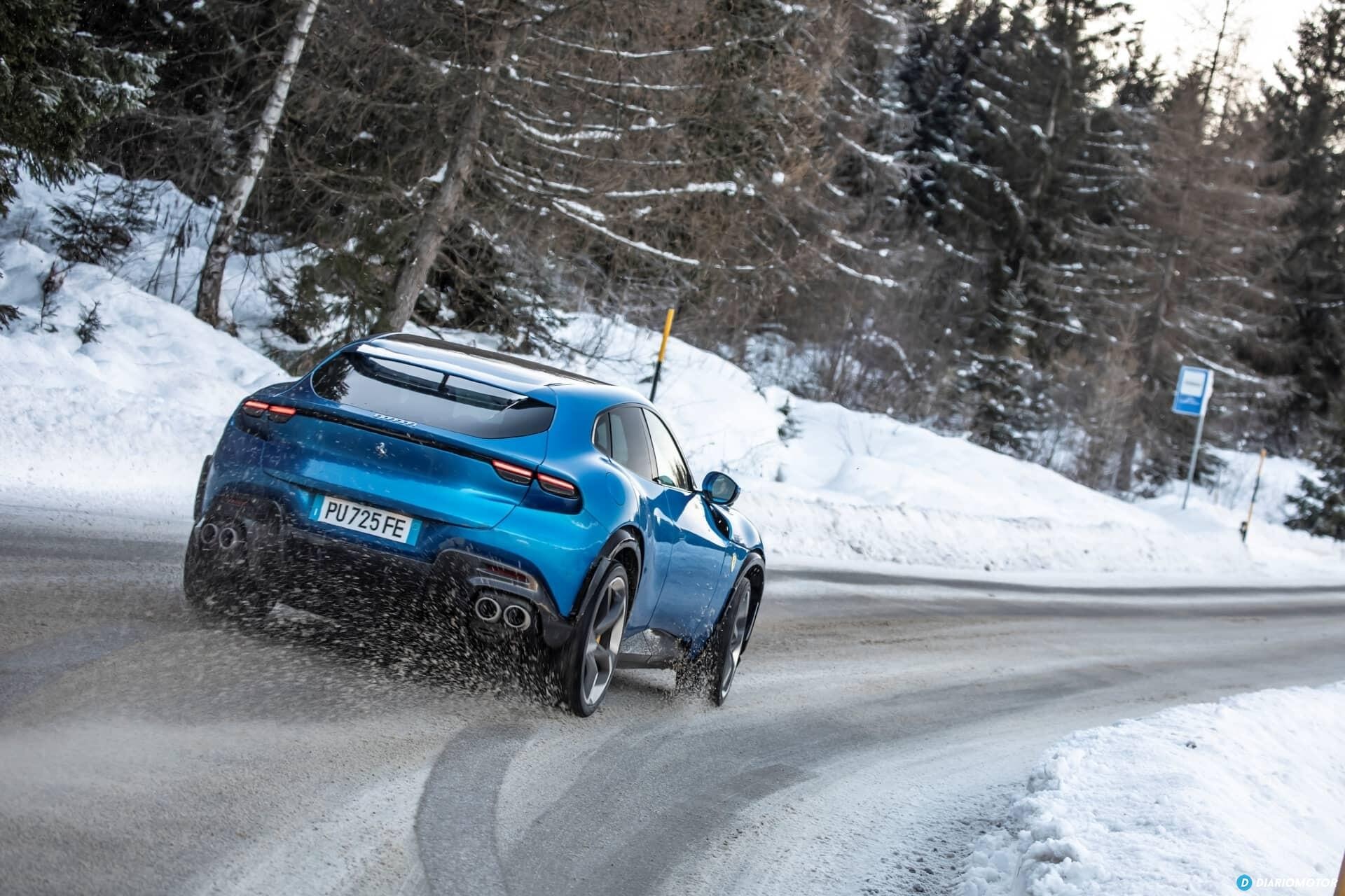 Ferrari Purosangue tomando una curva, vista delantera y lateral.