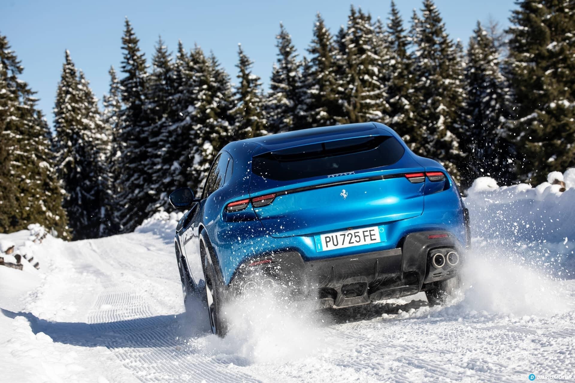 Trasera del Purosangue Ferrari en acción, combinando estilo y potencia en la nieve.