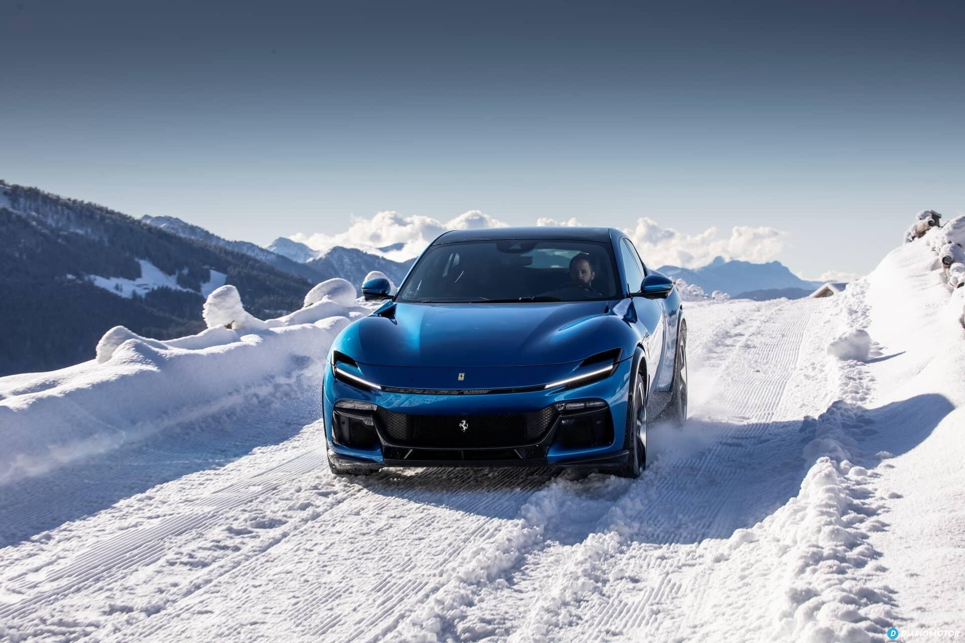 Ferrari Purosangue imponiendo su presencia ante un fondo de montañas nevadas.