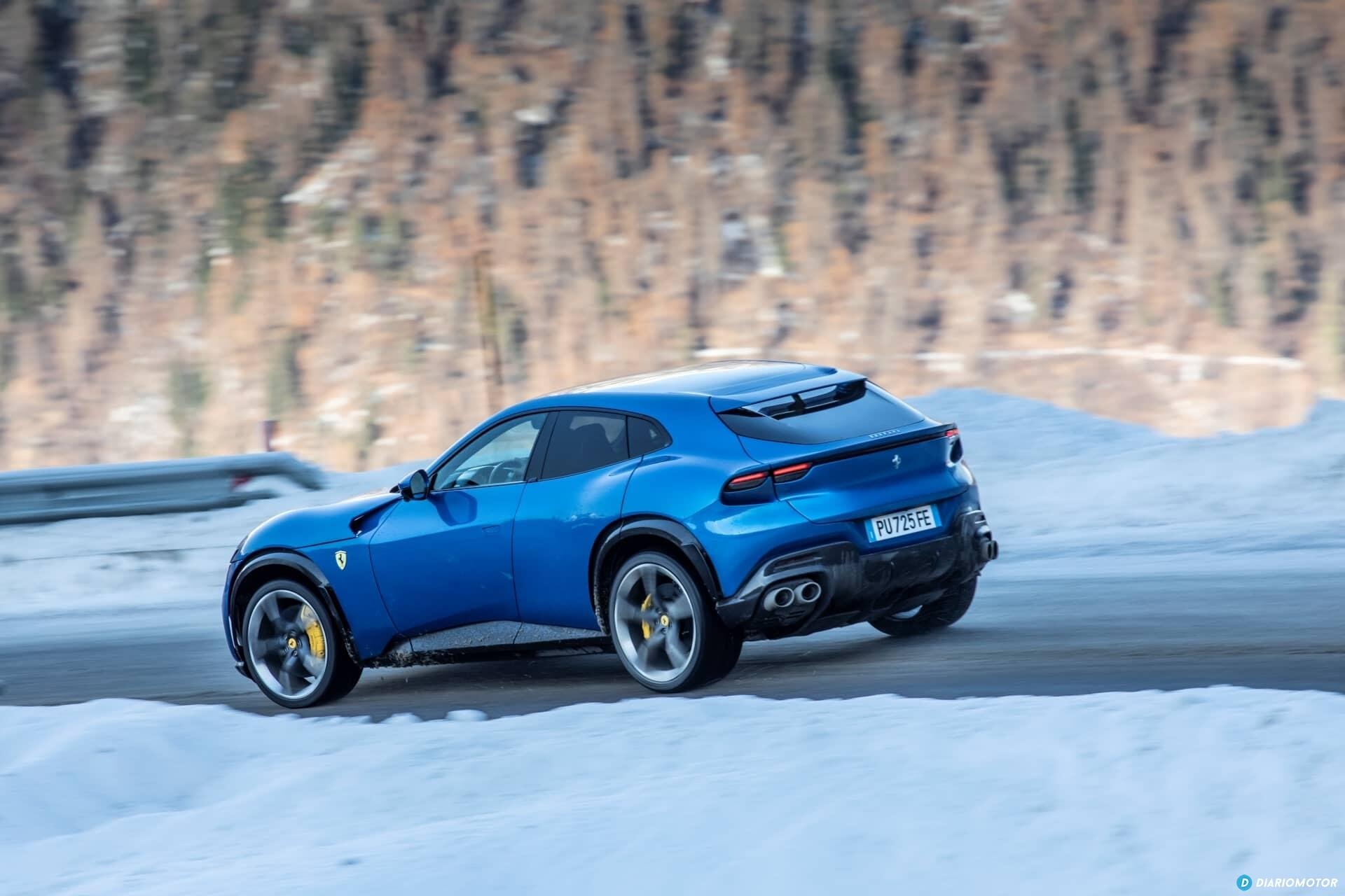 Trasera y lateral del Ferrari Purosangue en movimiento.