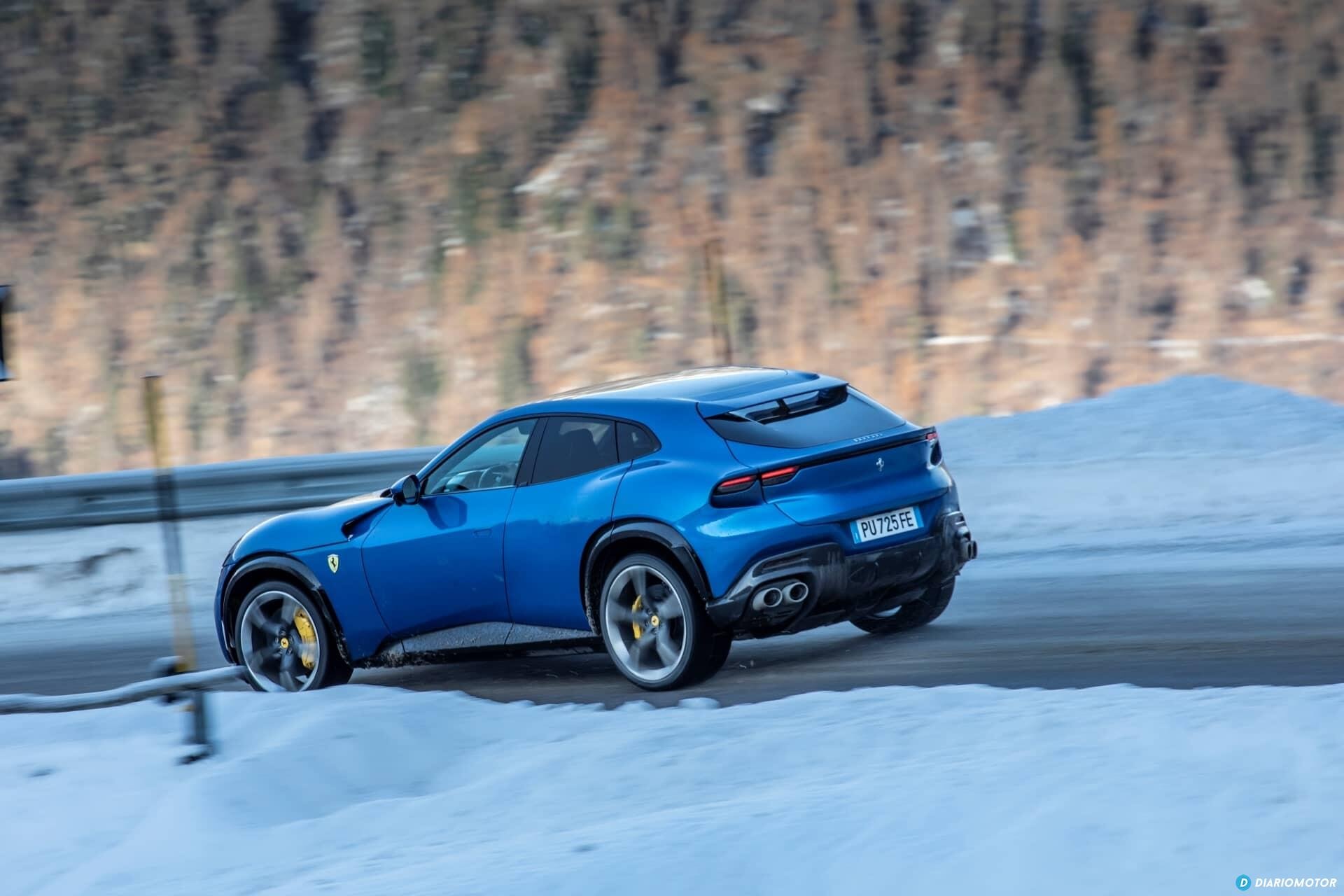 Ferrari Purosangue en acción, enfocado en trasera y lateral.