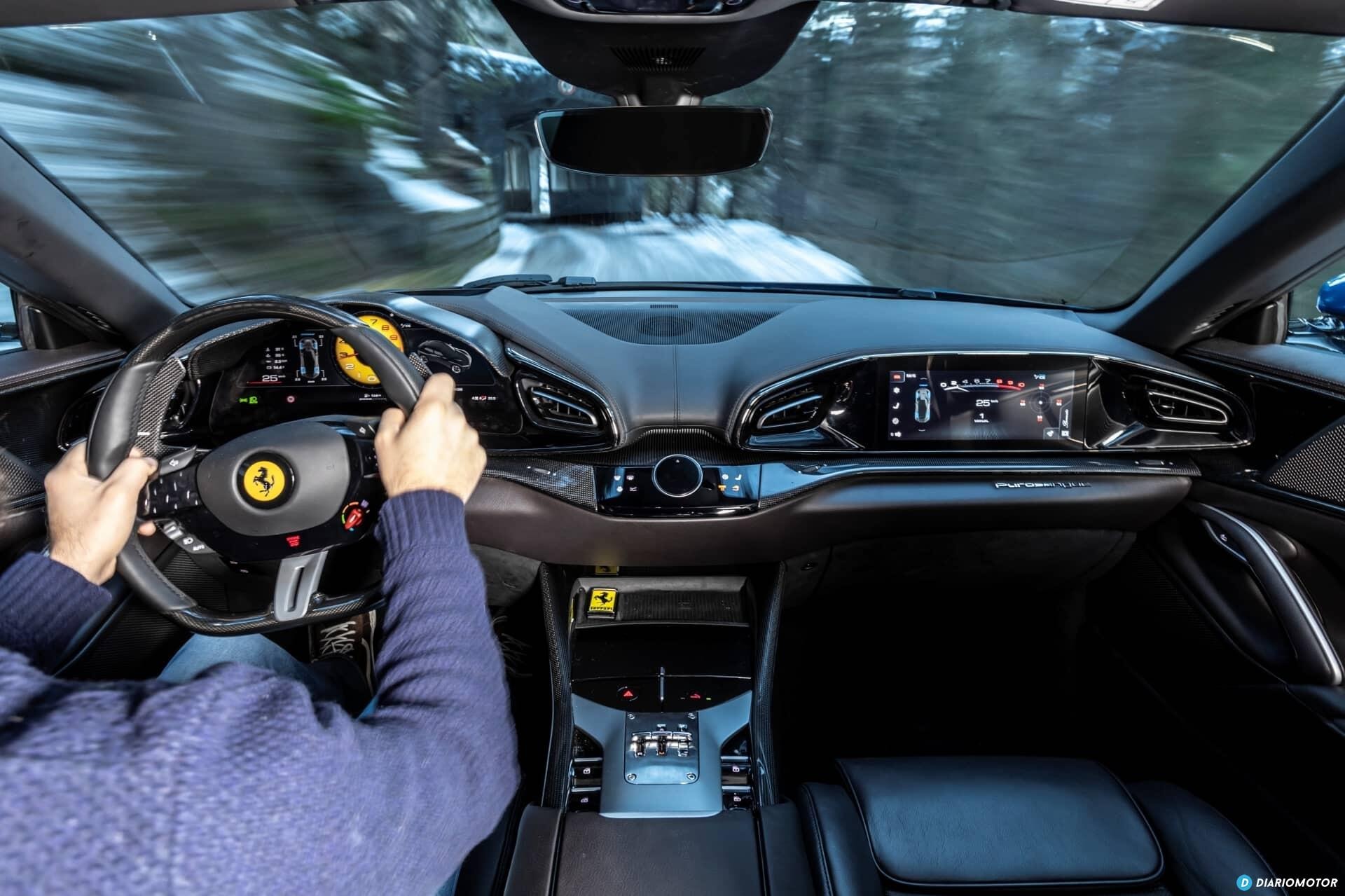 Captura del volante y la consola del Purosangue mientras se conduce por terreno nevado