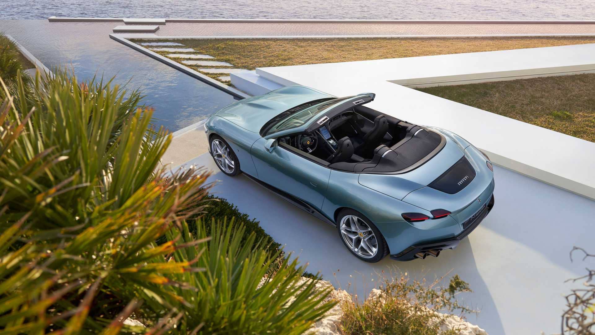 Ferrari Roma Spider con el techo bajado, mostrando su perfil convertible.