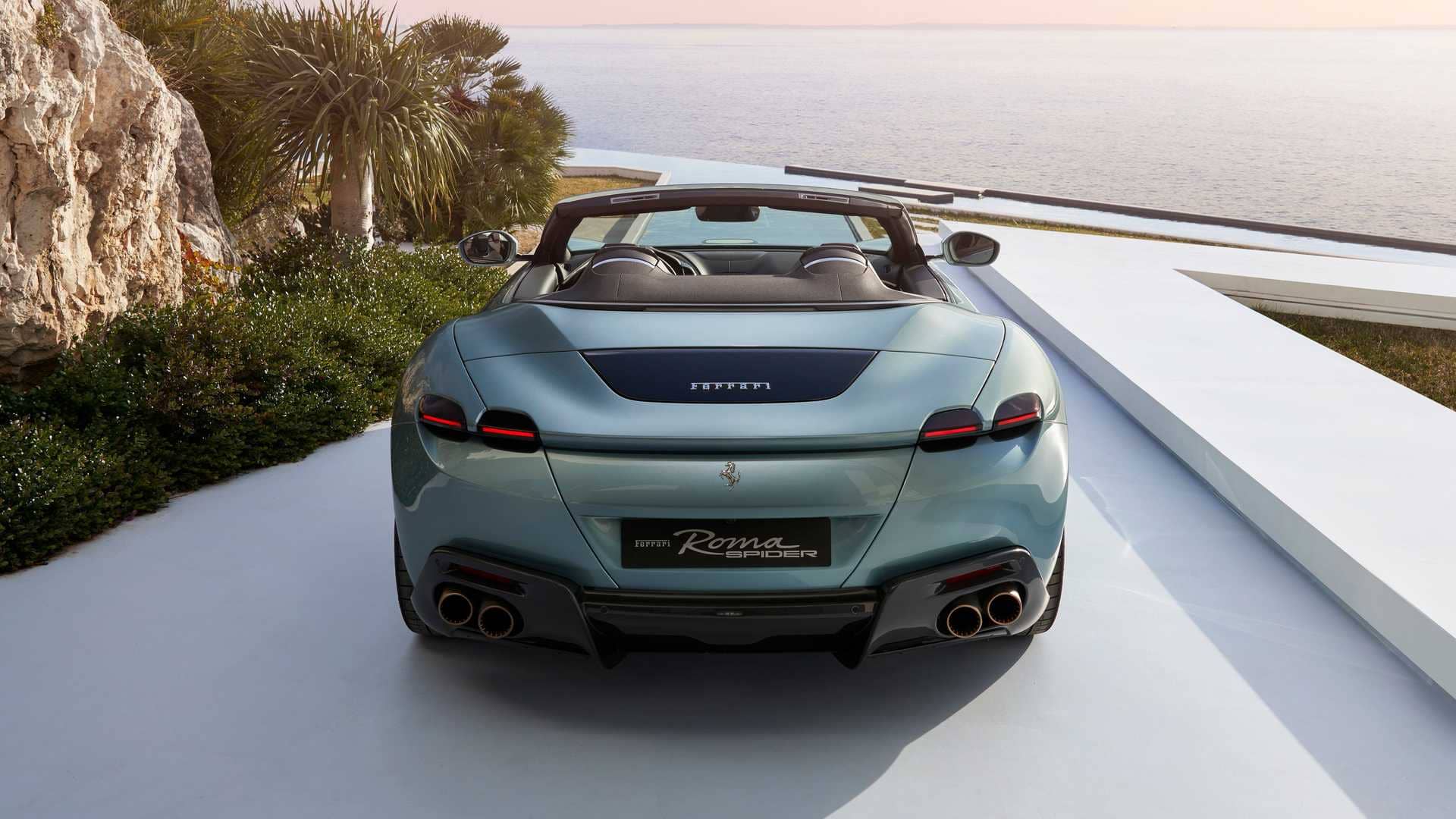 Vista trasera que muestra las luces traseras distintivas y el difusor aerodinámico.