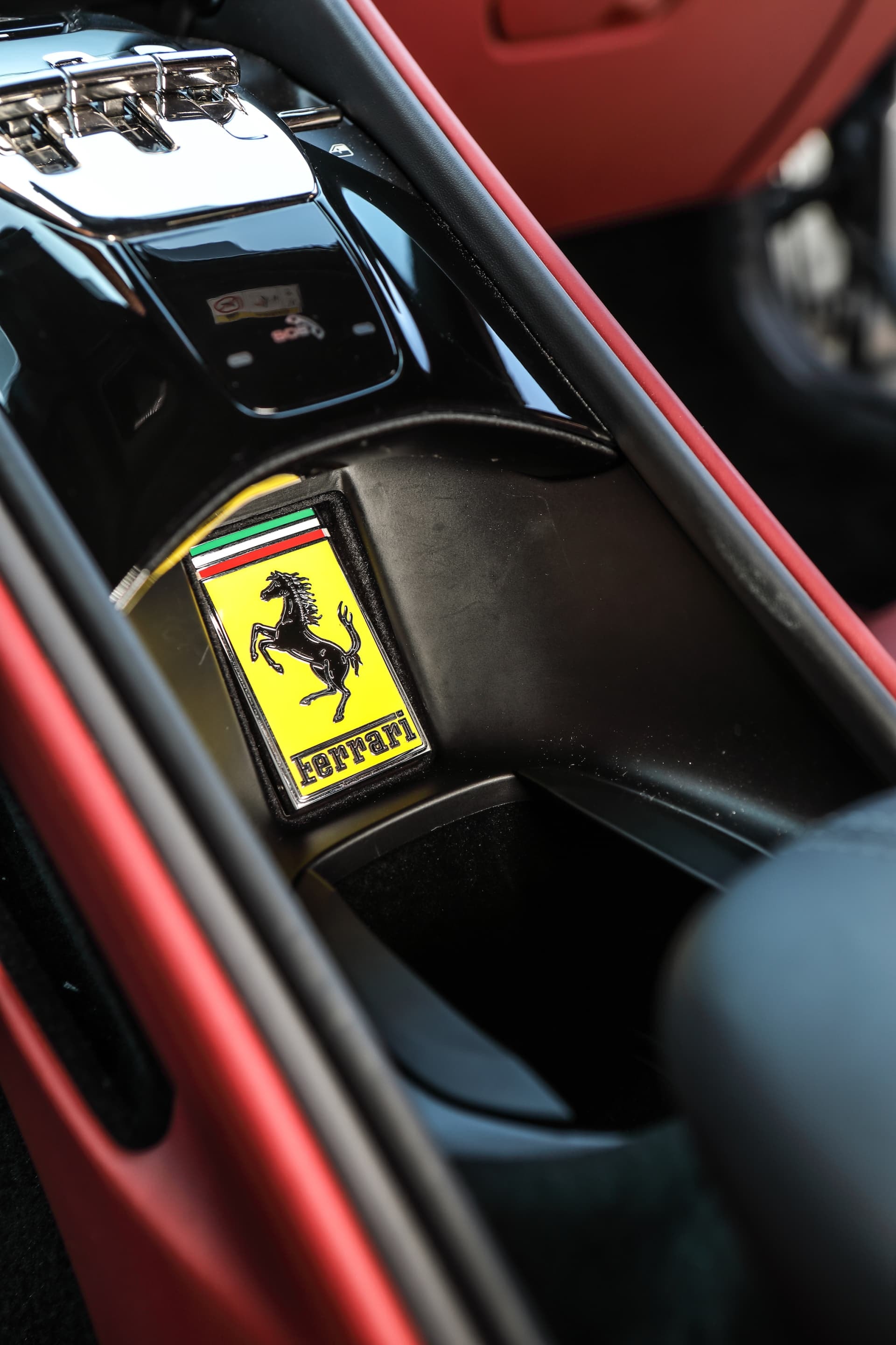 Detallado emblema del caballo rampante en la consola central del Ferrari Roma.