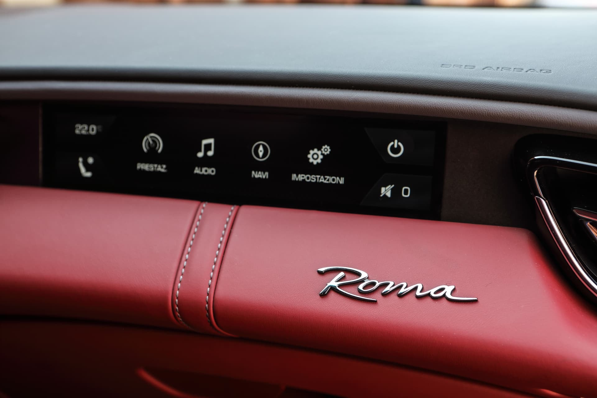 Detalle interior con la designación 'Roma' sobre cuero rojo, lujo y deportividad.