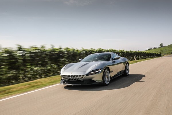Ángulo delantero y lateral del Ferrari Roma que muestra su aerodinámica y diseño Ángulo delantero y lateral del Ferrari Roma que muestra su aerodinámica y diseño
