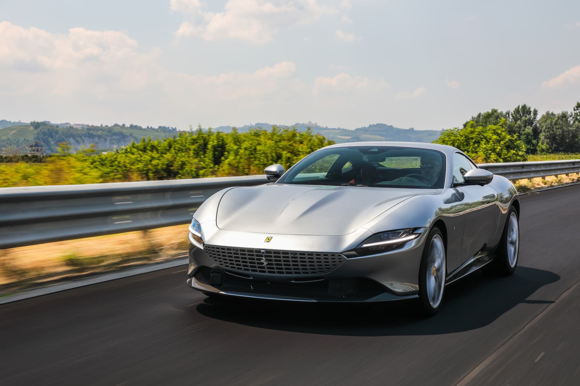 Entrada triunfal del Ferrari Roma, una muestra de la caballería italiana moderna.