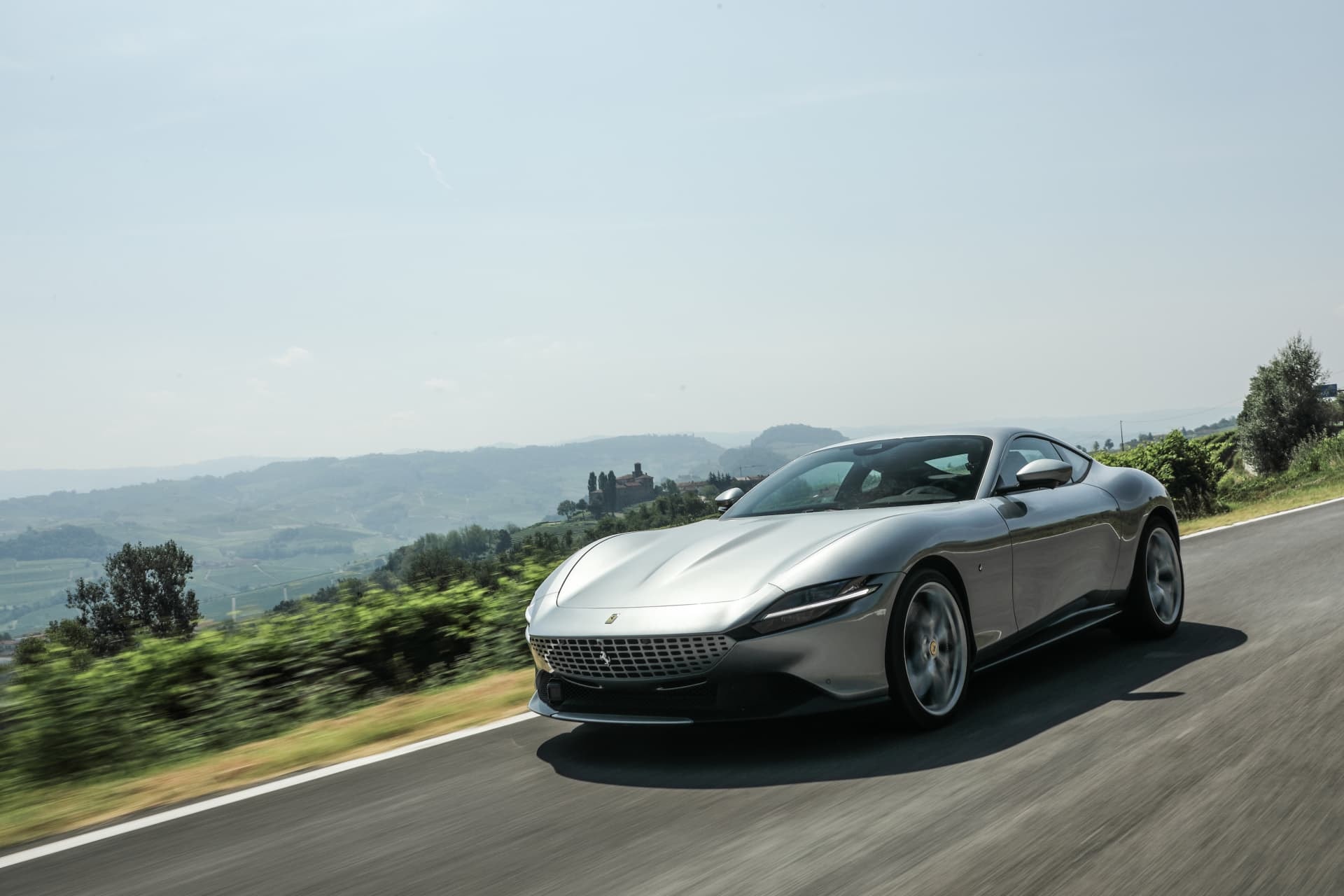 Ferrari Roma tomando una curva, demostrando su elegante diseño.