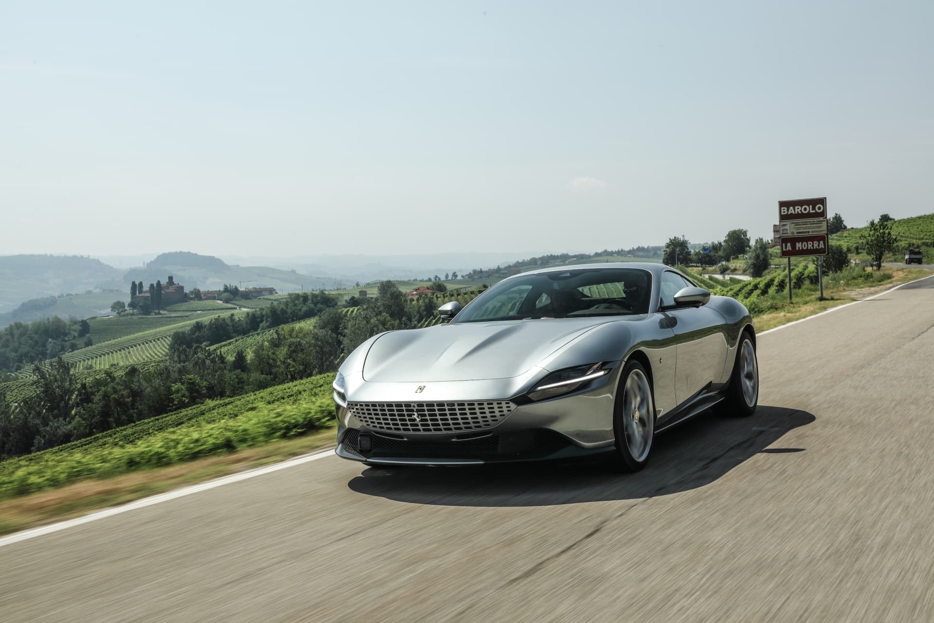 Ferrari Roma mostrando su estilizada silueta frontal y lateral en carretera