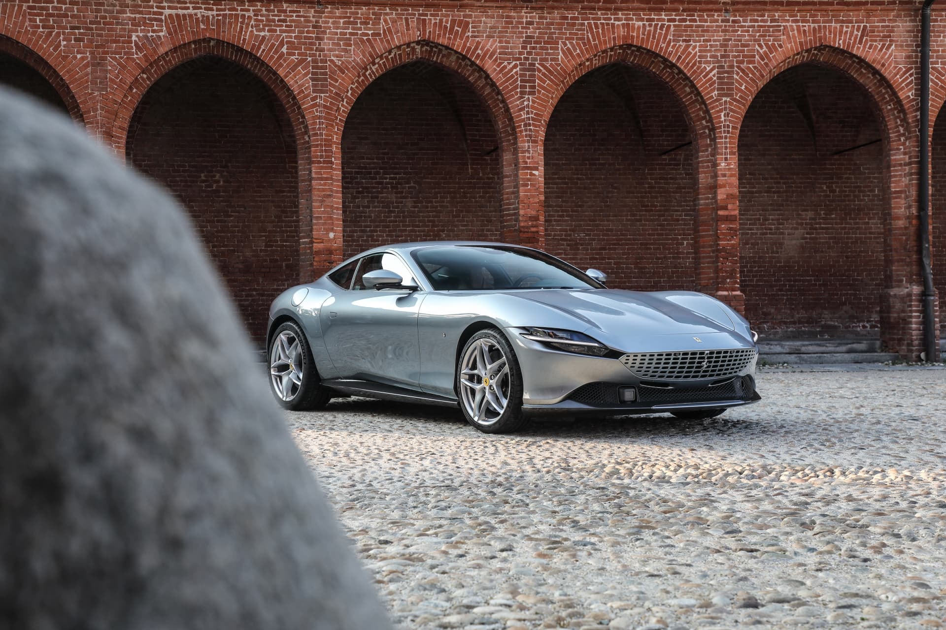 Otra perspectiva del Ferrari Roma destacando su agilidad y diseño.