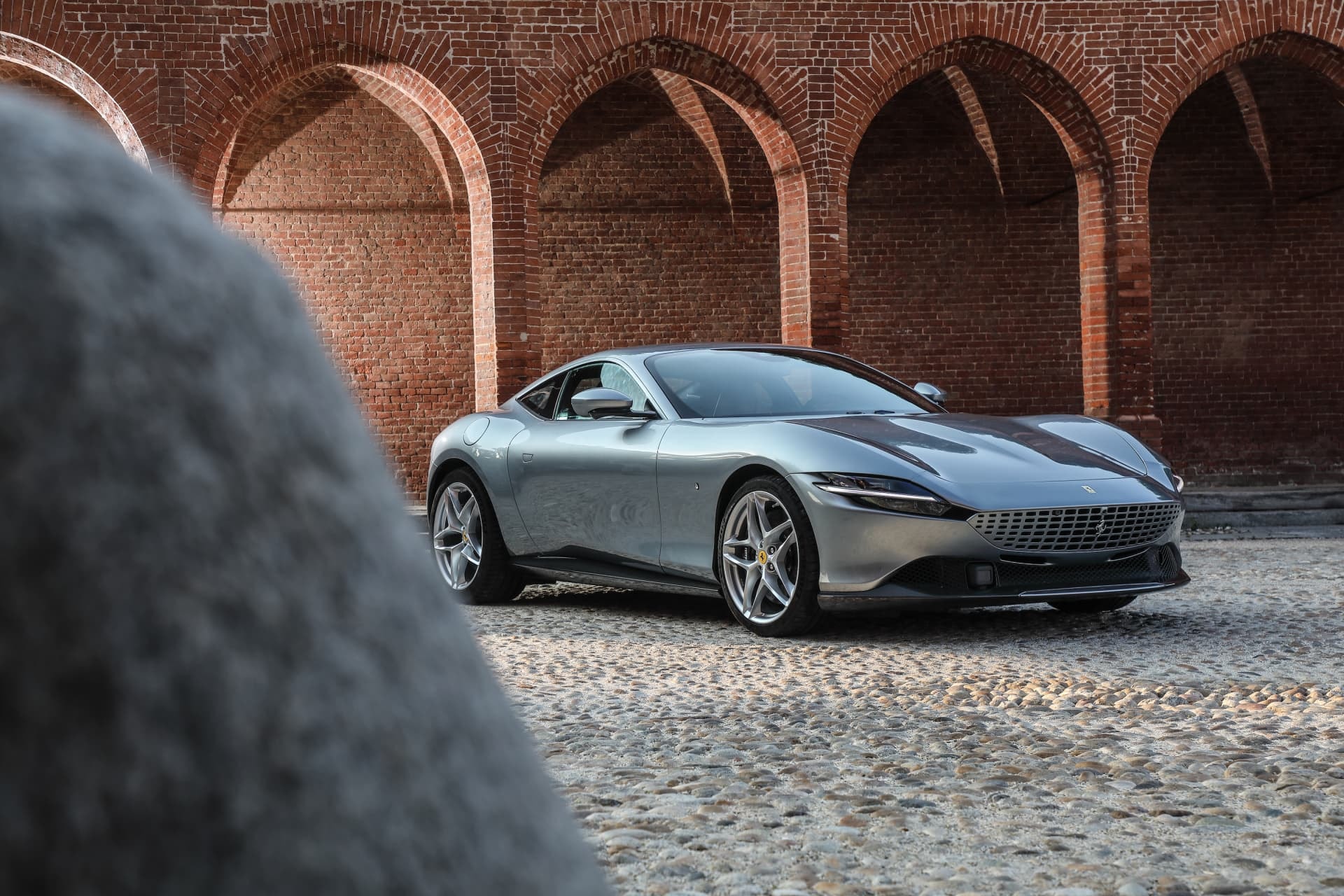 Vista delantera y lateral del Ferrari Roma en un entorno urbano.