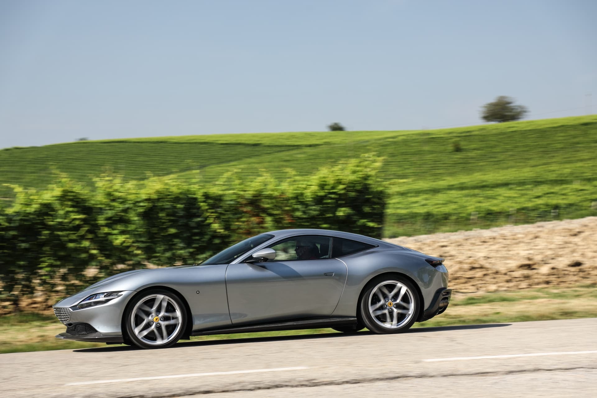 Imagen capturando la elegancia y velocidad del Ferrari Roma desde un ángulo lateral.