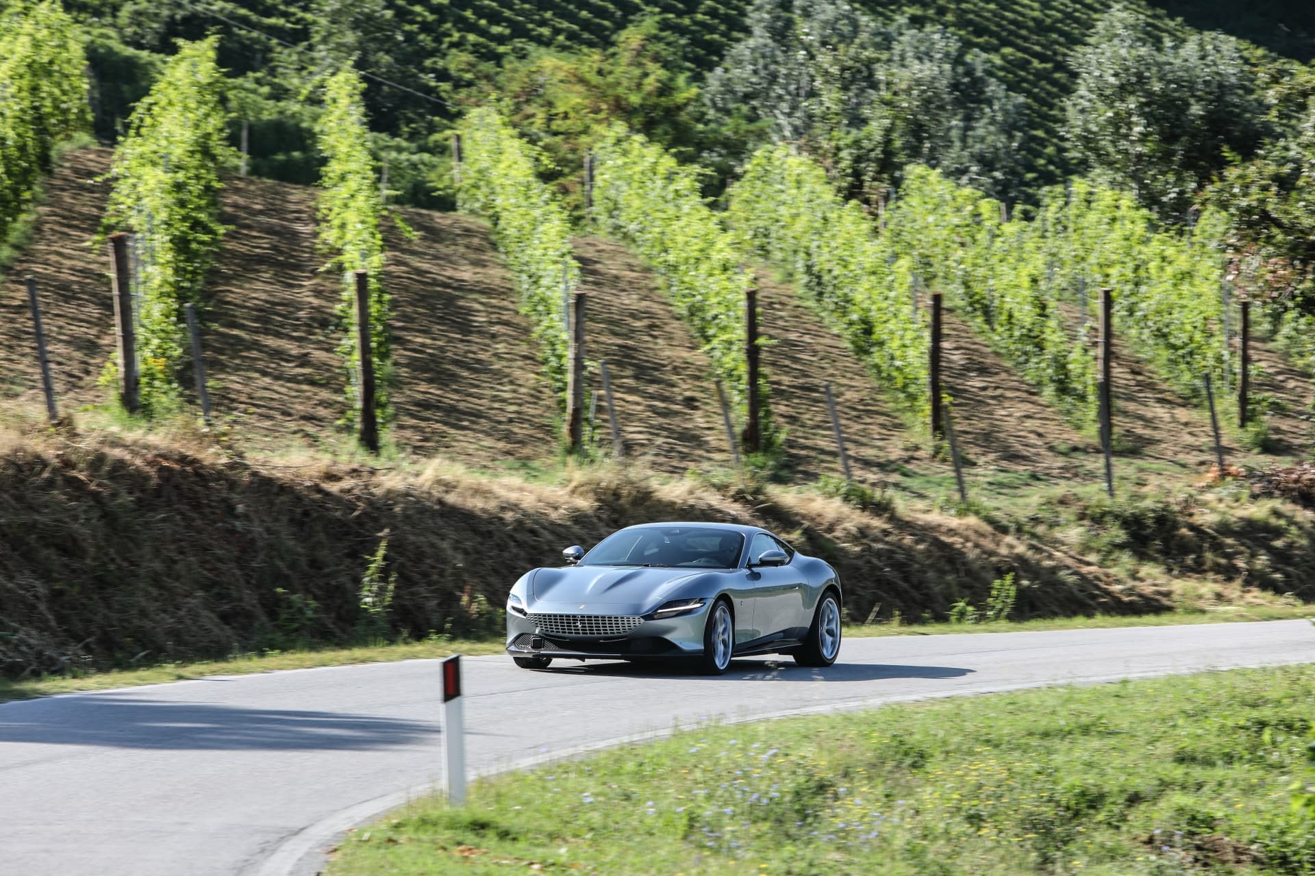 El Ferrari Roma se destaca por su diseño fluído mientras transita por la carretera.