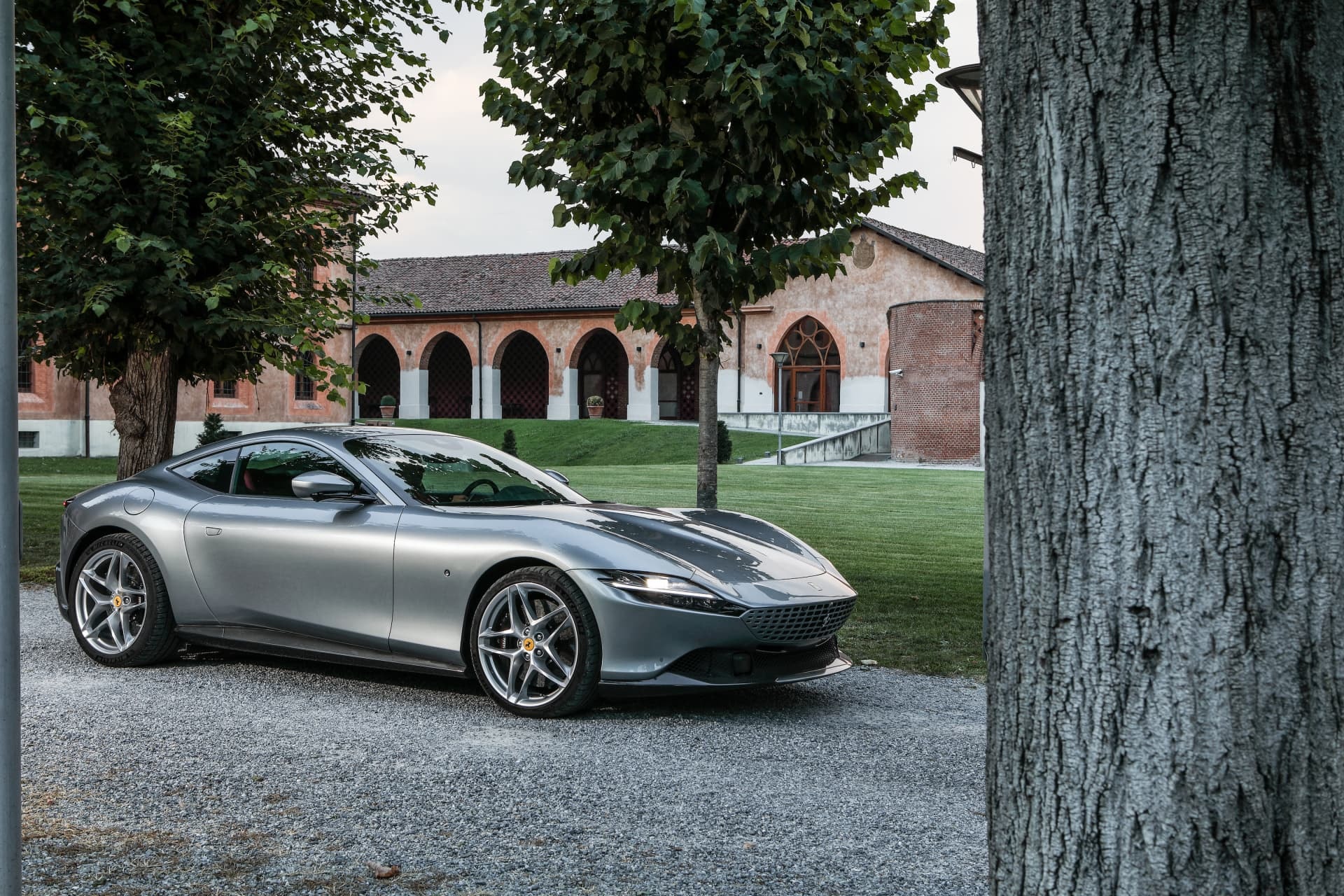 Vista lateral del Ferrari Roma en un entorno natural.