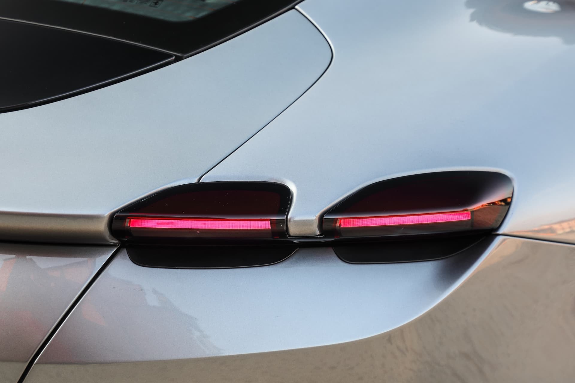 Detalle del espejo retrovisor del Ferrari Roma con indicador LED integrado.