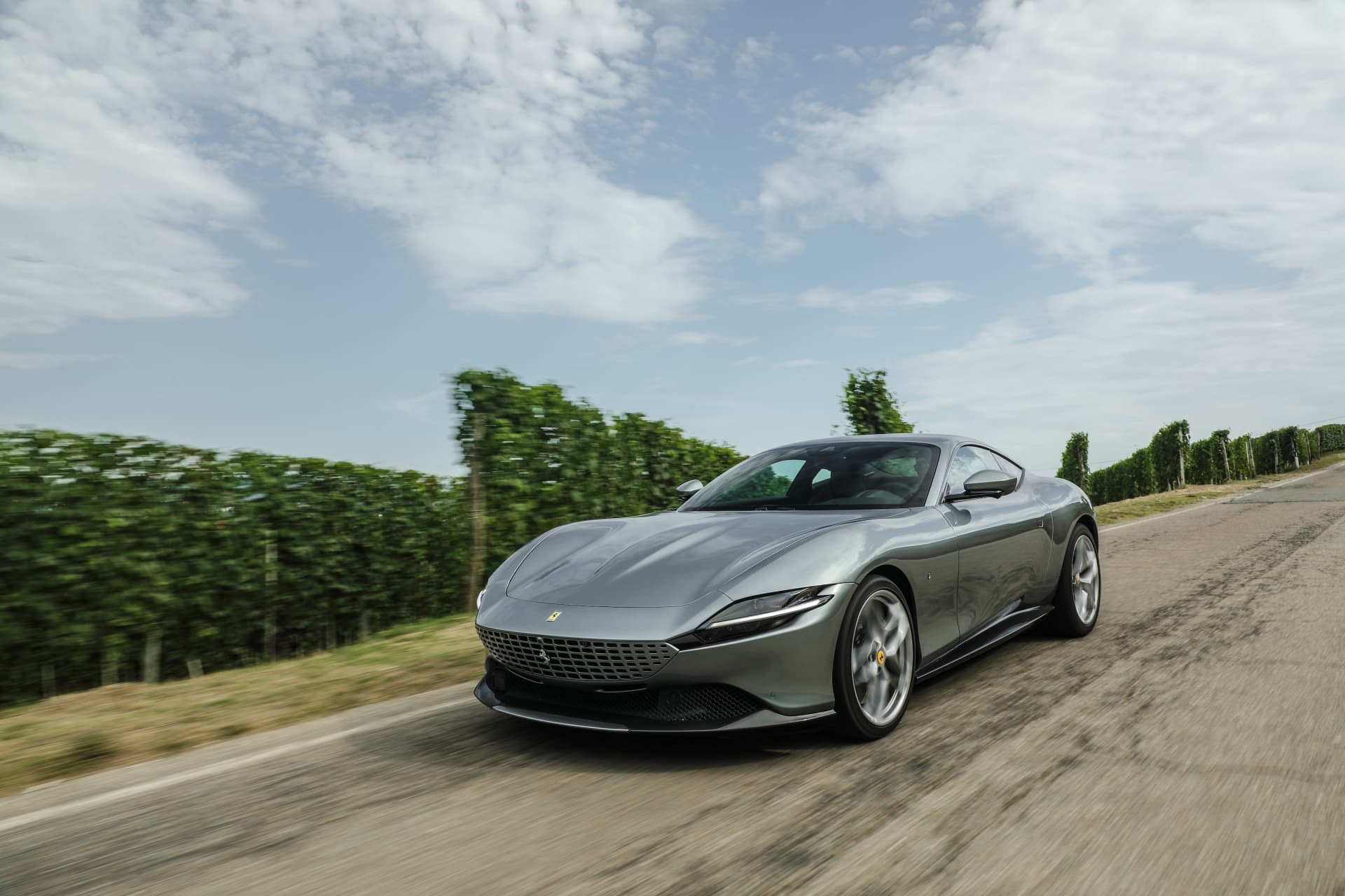 Vista frontal del Ferrari Roma mostrando las líneas suaves y distintivas de su diseño.