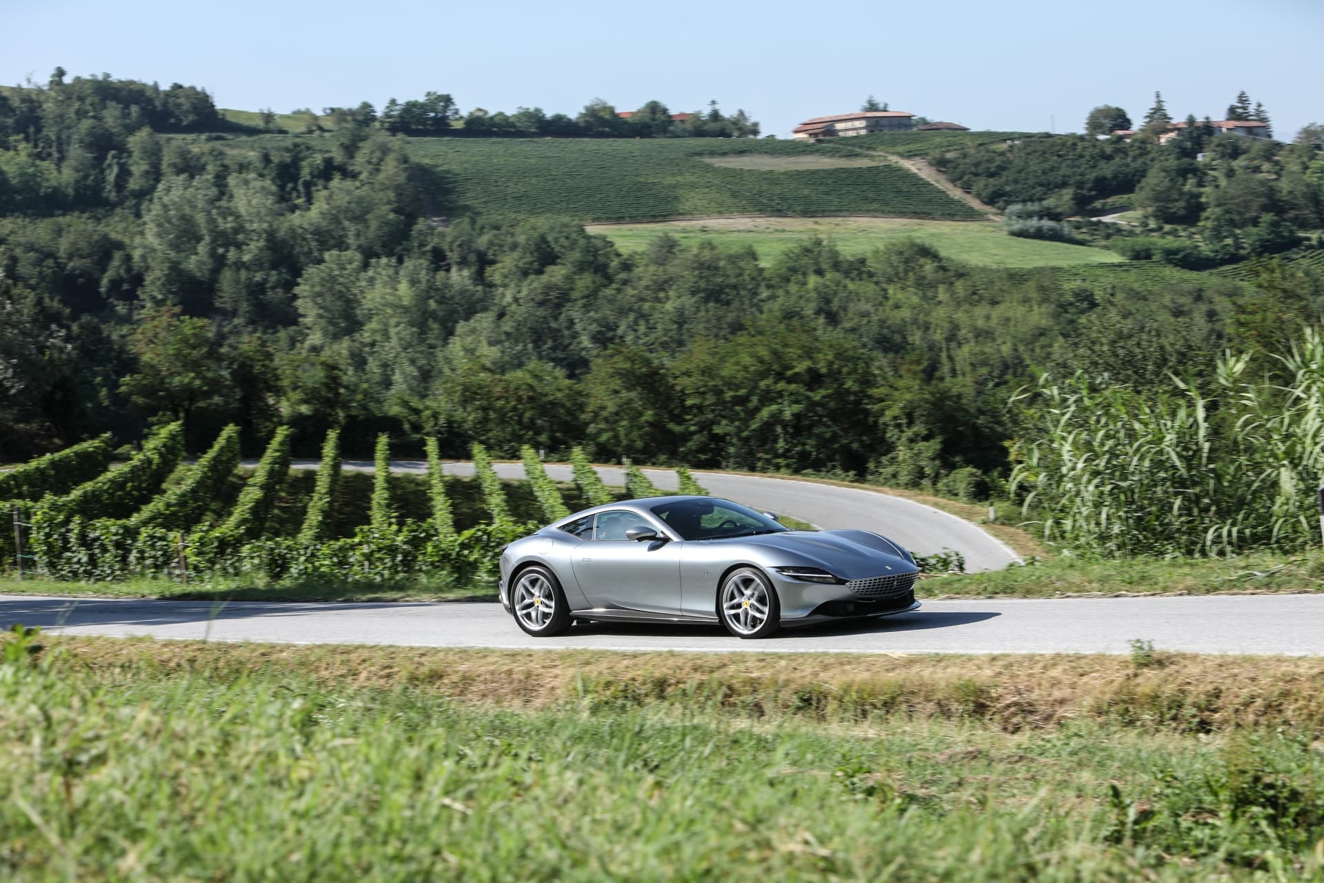 Perfil lateral del Ferrari Roma, reflejando su estética moderna y rendimiento.