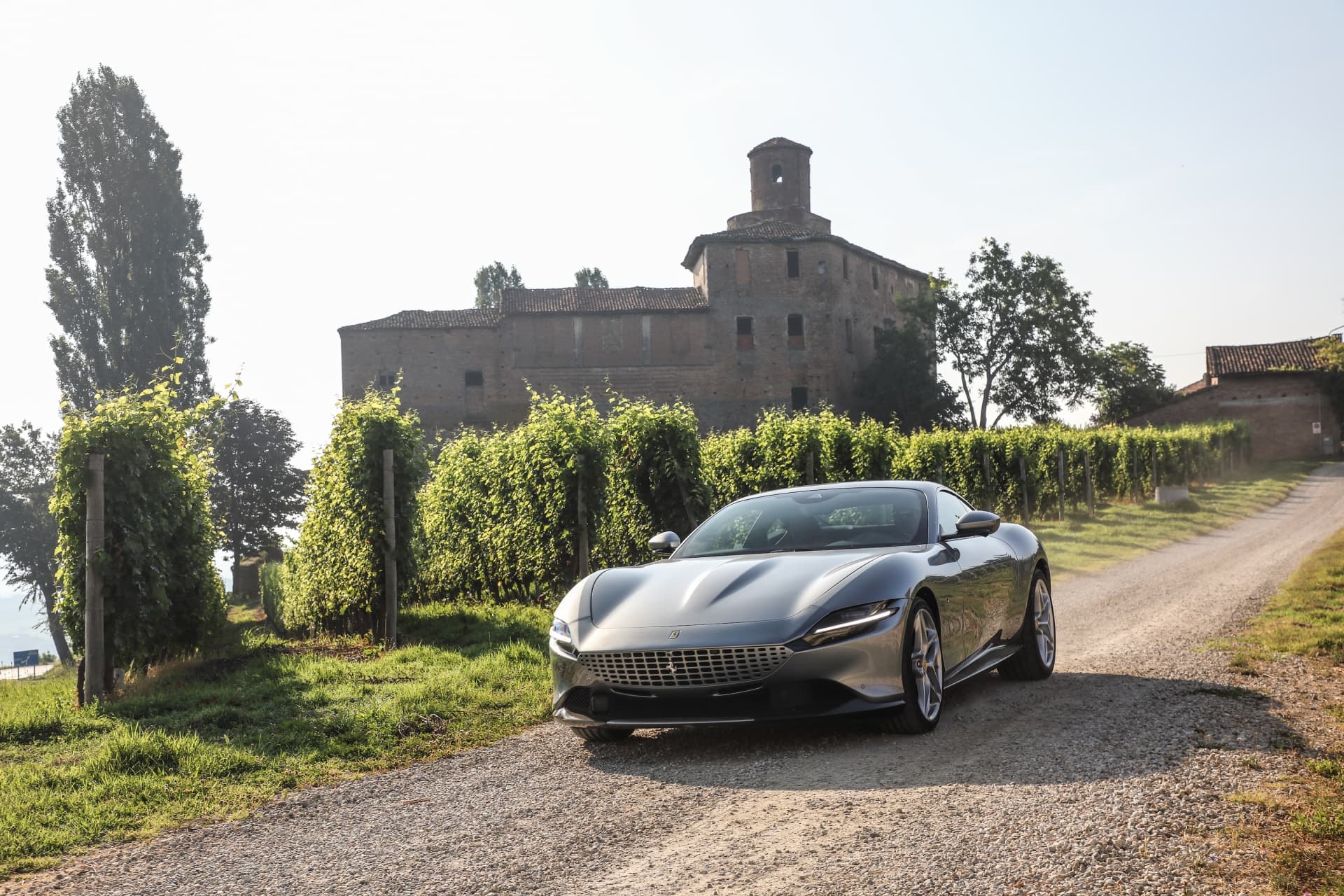 Ferrari Roma posando frente a un castillo, vista frontal.