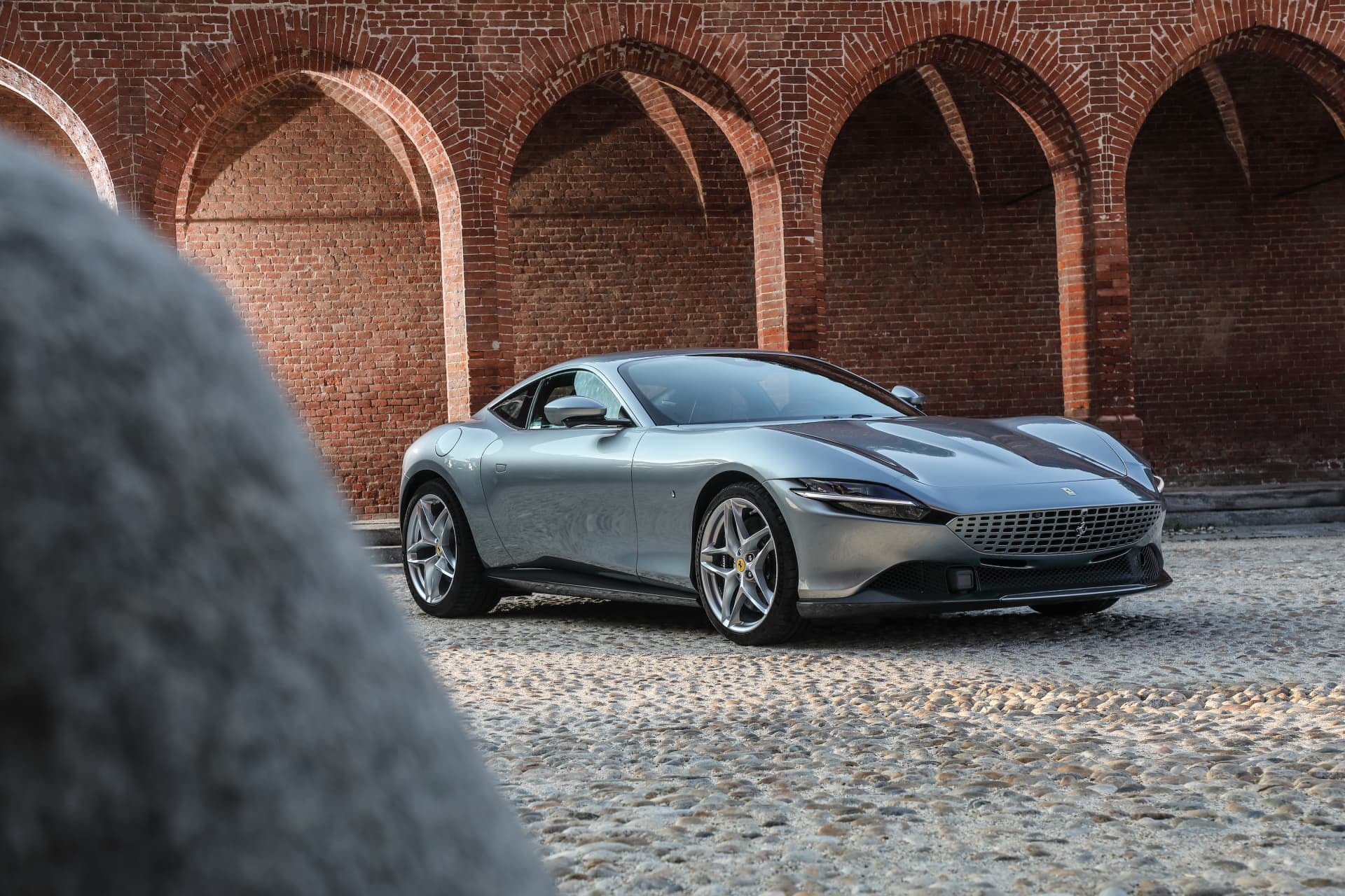 Vista frontal y lateral del Ferrari Roma que destaca su diseño elegante.