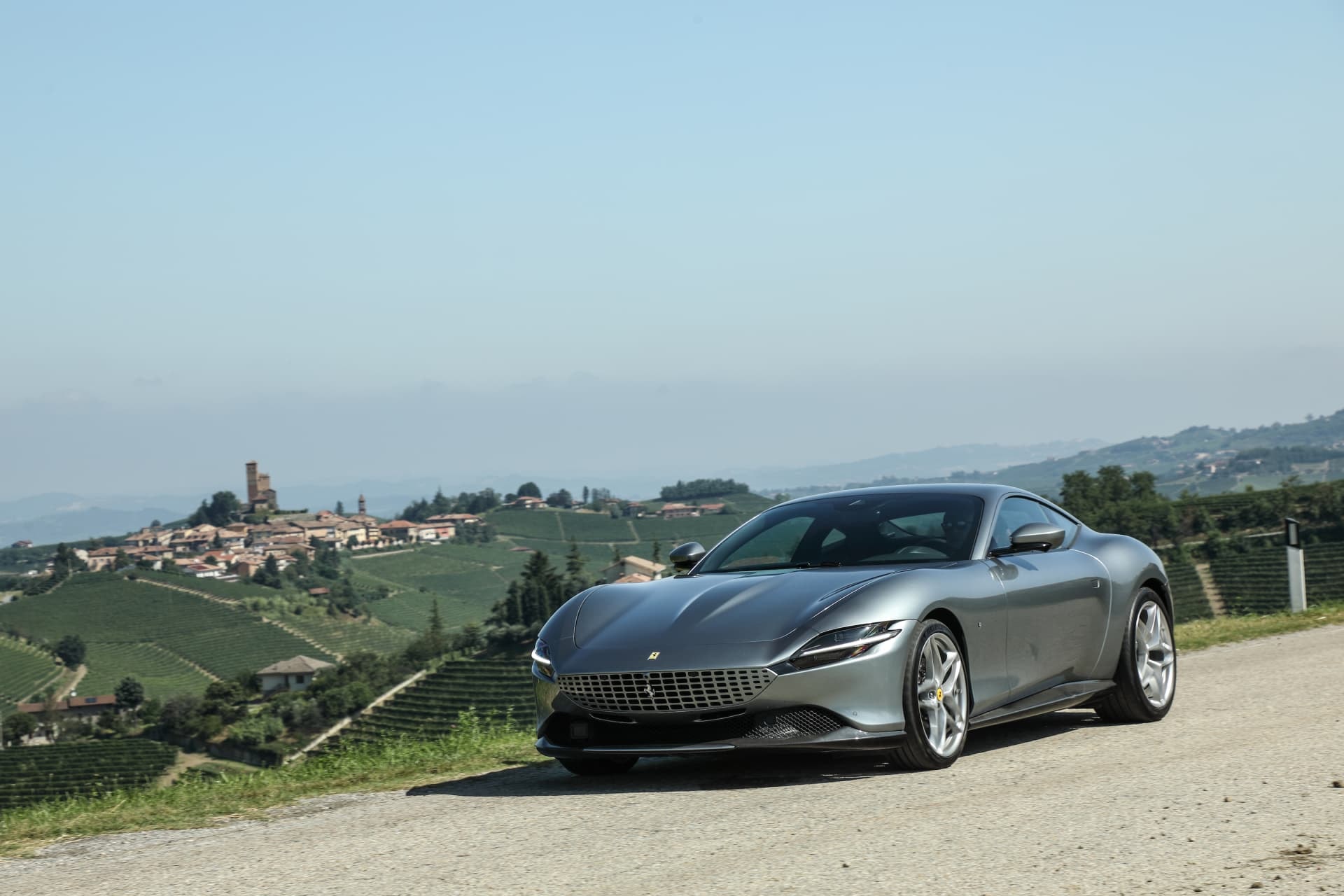 Vista angular delantera del Ferrari Roma en carretera.