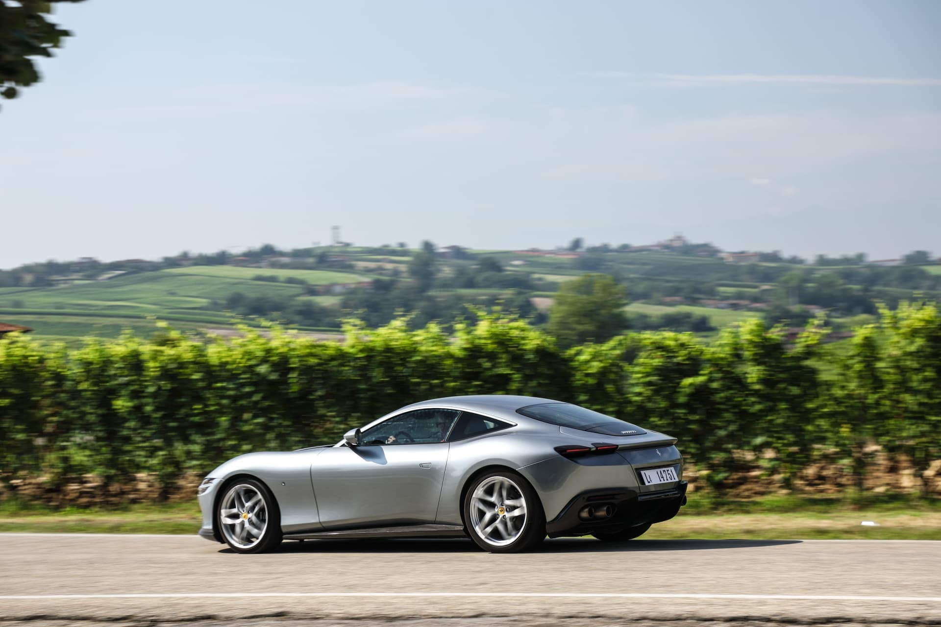 Perfil lateral del Ferrari Roma destacando su diseño aerodinámico y prestaciones.